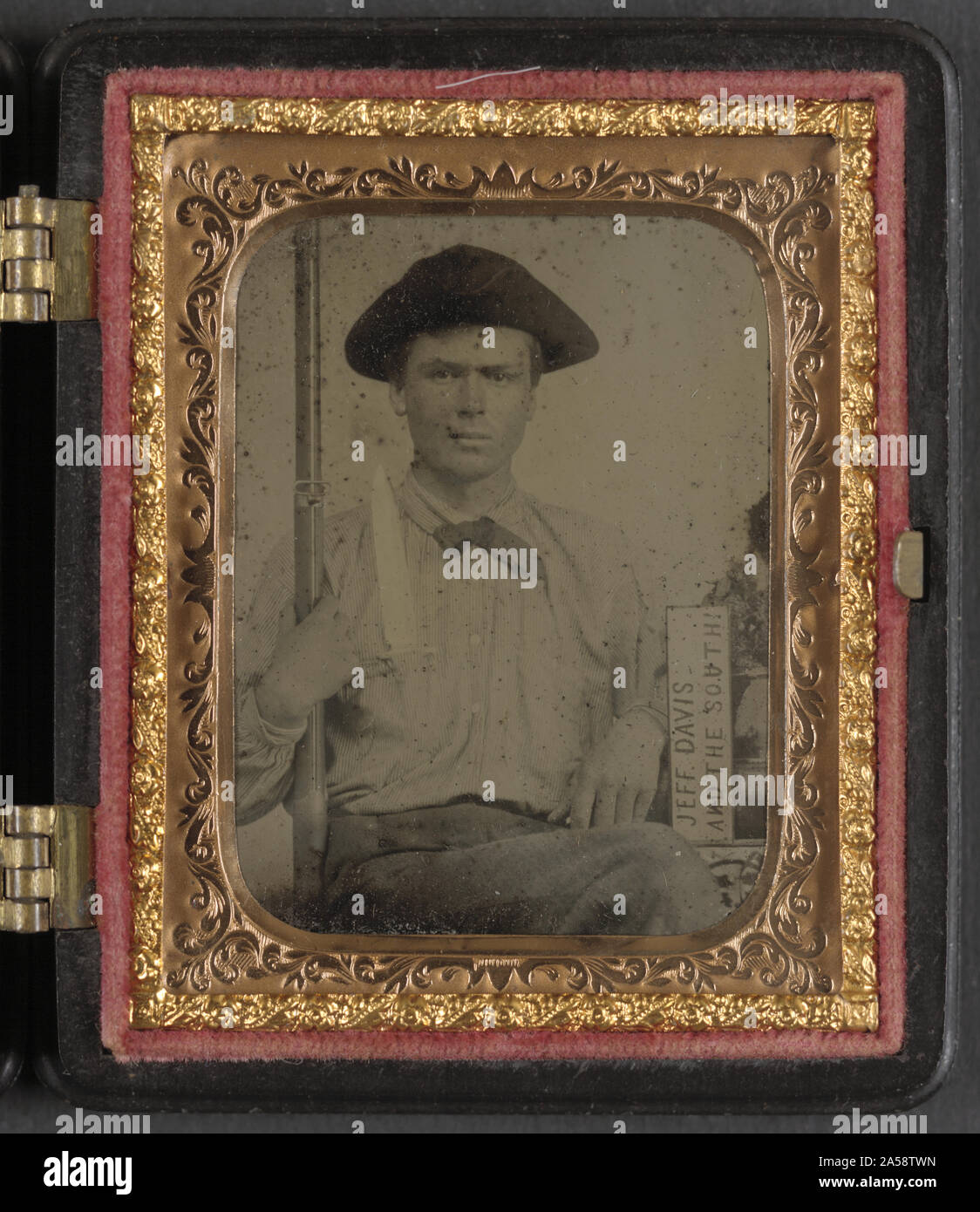 Unbekannter Soldat im konföderierten Infanterie Uniform mit Bowie Messer, Gewehr Muskete, und Zeichen lesen Jeff Davis und der Süden! Stockfoto