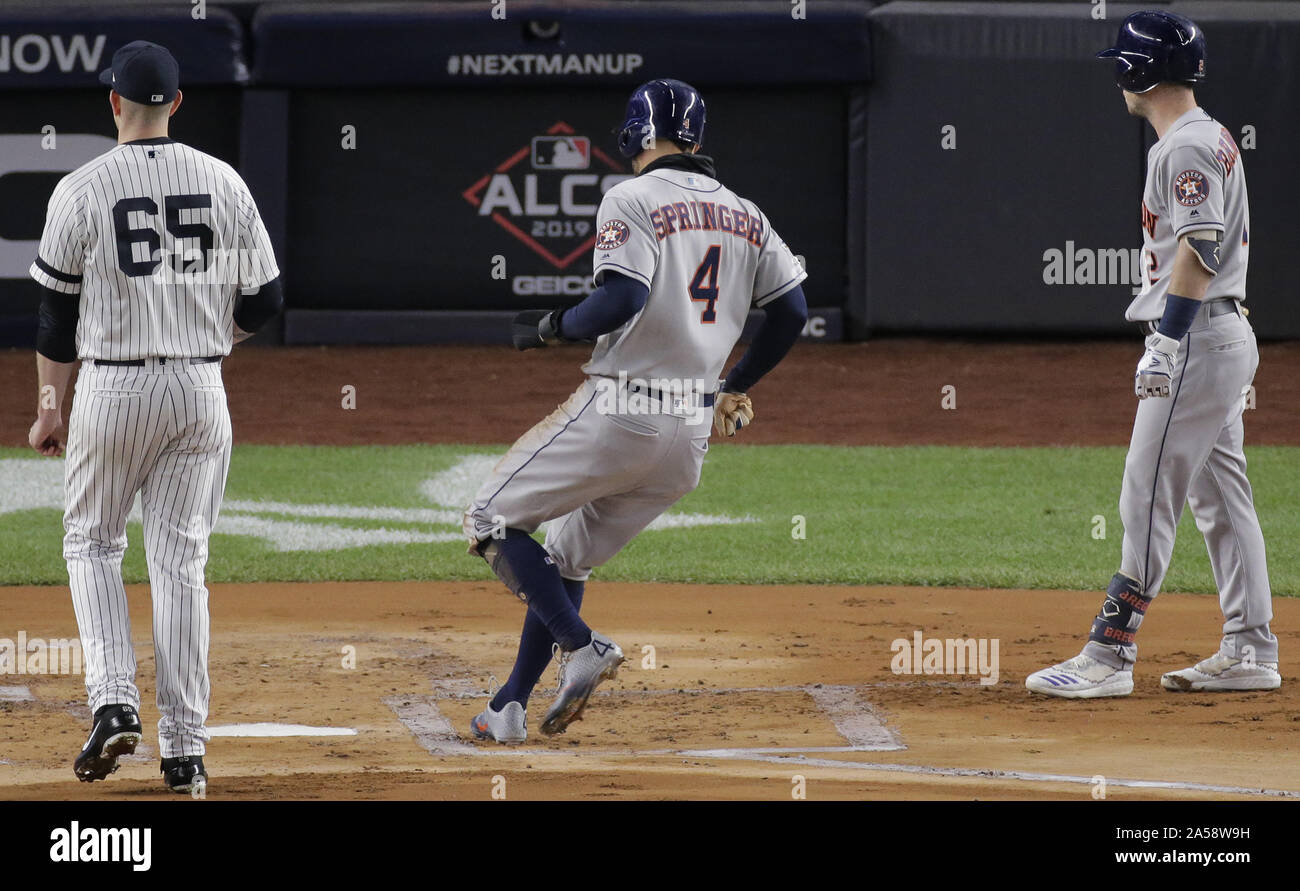 Bronx, USA. Okt, 2019 18. Houston Astros George Springer Kerben auf einem wild Pitch durch New York Yankee Krug James Paxton im ersten Inning in Spiel 5 der American League Championship Series im Jahr 2019 MLB Playoffs im Yankee Stadium in New York City am Freitag, 18. Oktober 2019. Foto von Ray Stubblebine/UPI Quelle: UPI/Alamy leben Nachrichten Stockfoto