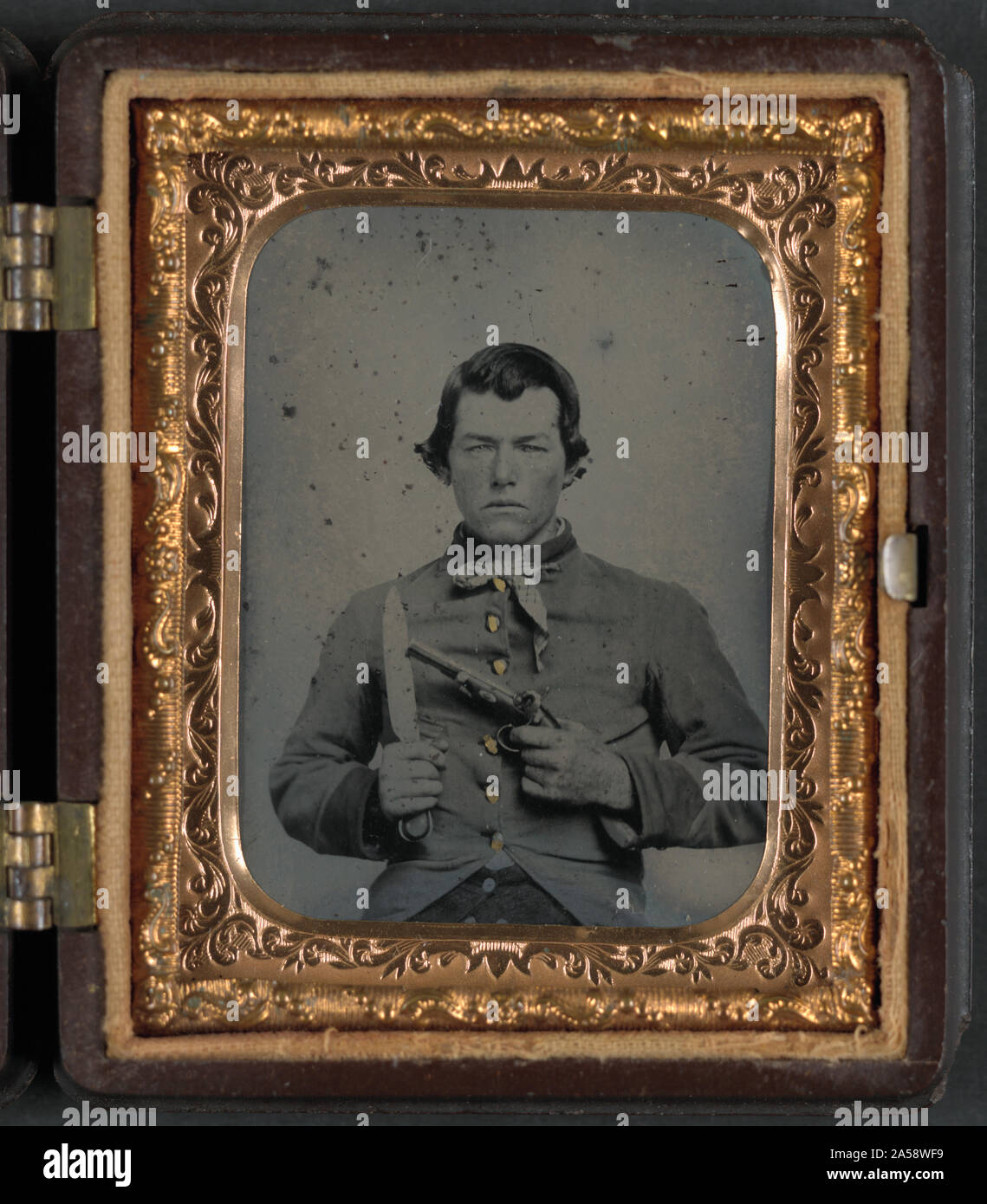Unbekannter Soldat in Confederate Uniform mit Bowie Messer und Schuss Pistole Stockfoto