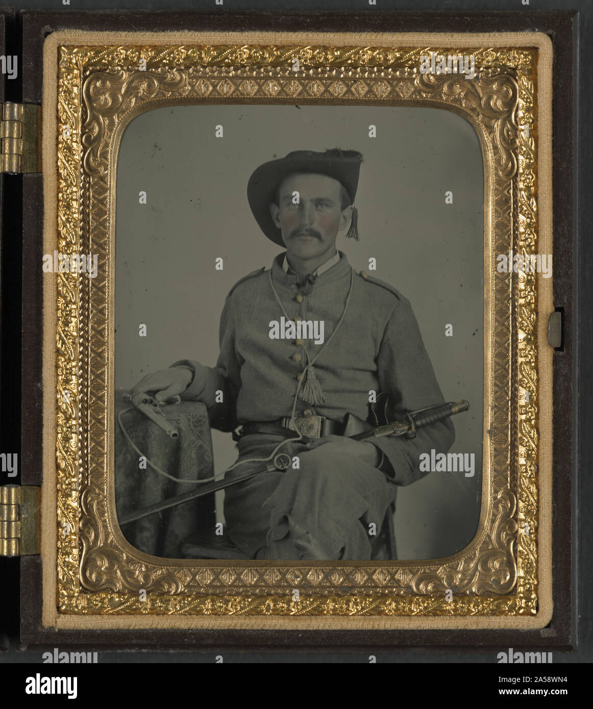 Unbekannter Soldat in Maryland Konföderierten Kavallerie Uniform mit Schwert und Pistole Stockfoto