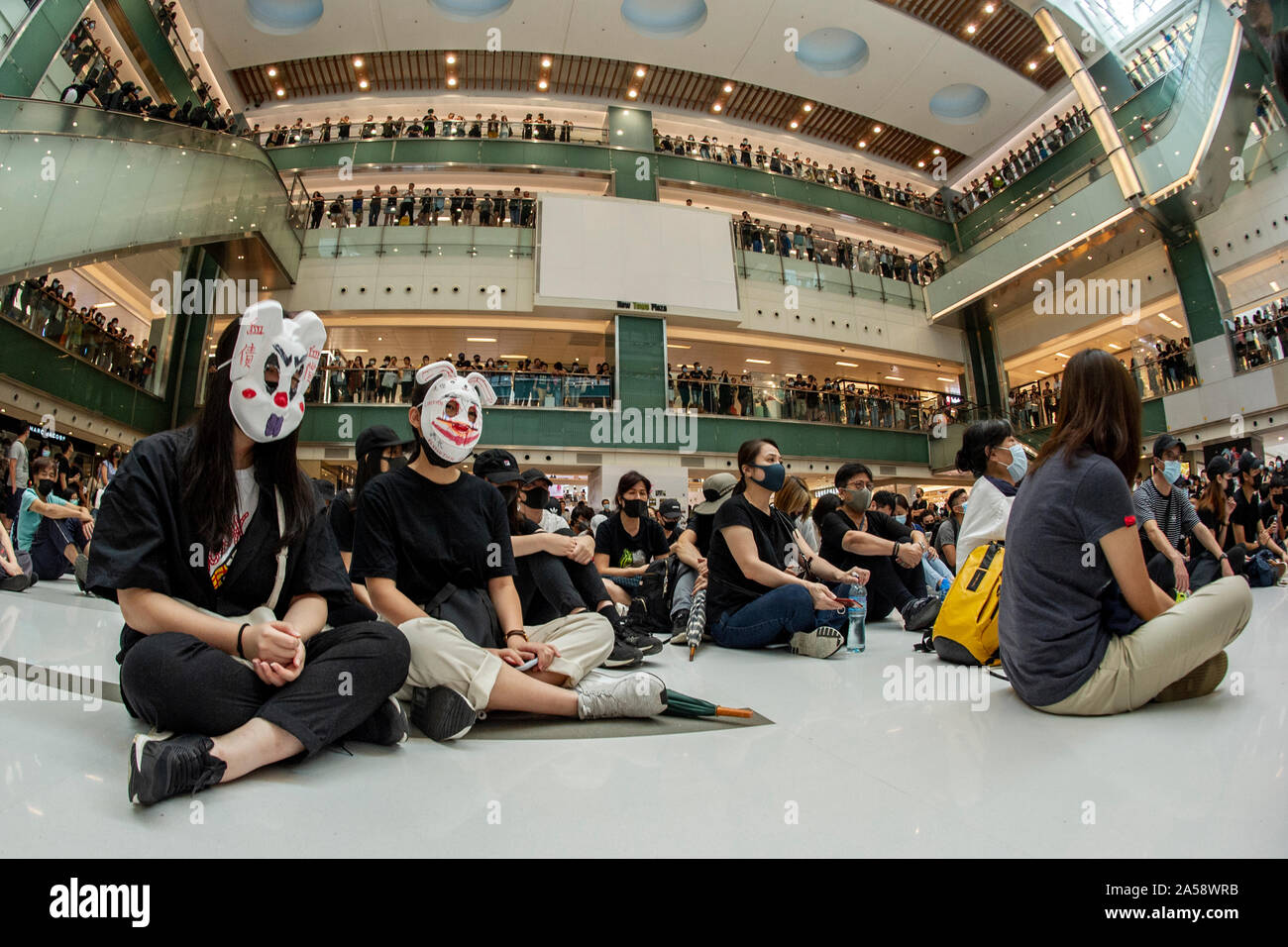 Hong Kong Demonstranten sitzen im Schneidersitz in einer Shopping Mall in Hongkong kurz vor gewalttätigen Demonstrationen beginnen Stockfoto