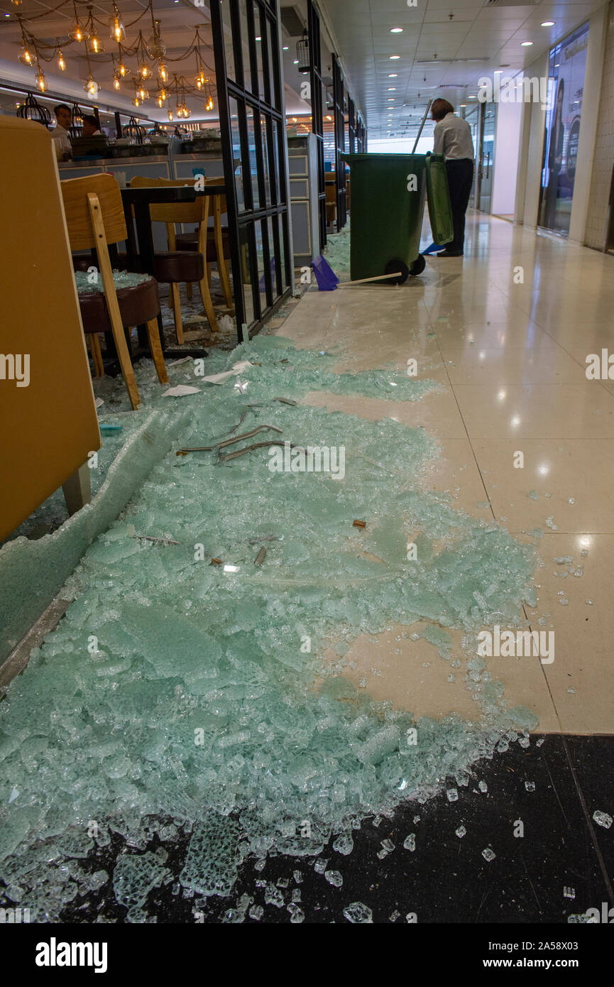 Das Innere einer Shopping Mall in Hongkong, wo die anti Hong Kong Demonstranten haben zertrümmerte Fenster und zerstörte Geschäfte, einschüchternd Käufer Stockfoto