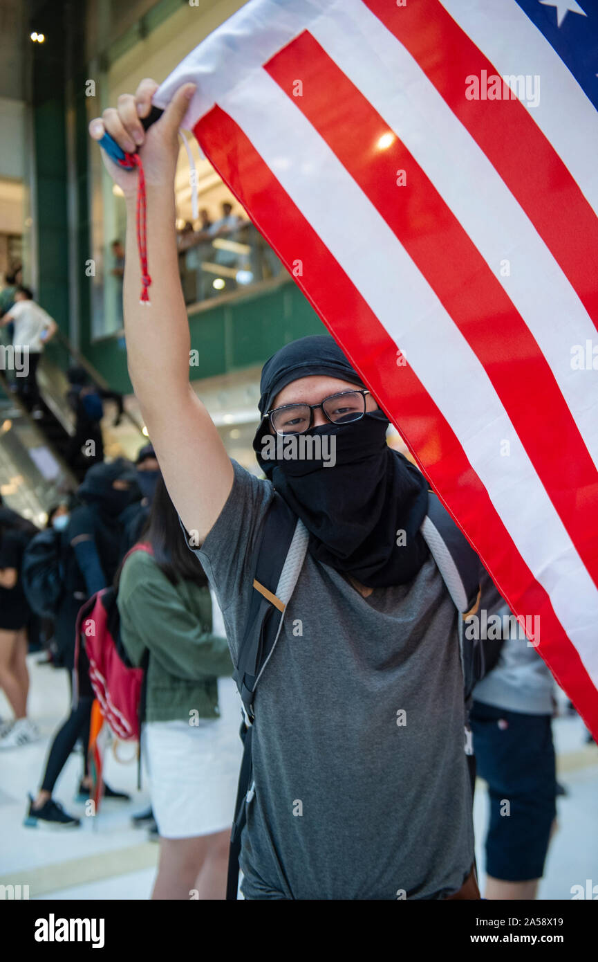 Hong Kong Demonstranten Welle britische und amerikanische Flaggen in Protest in einem Einkaufszentrum in Hongkong vor Gewalt ausbricht Stockfoto