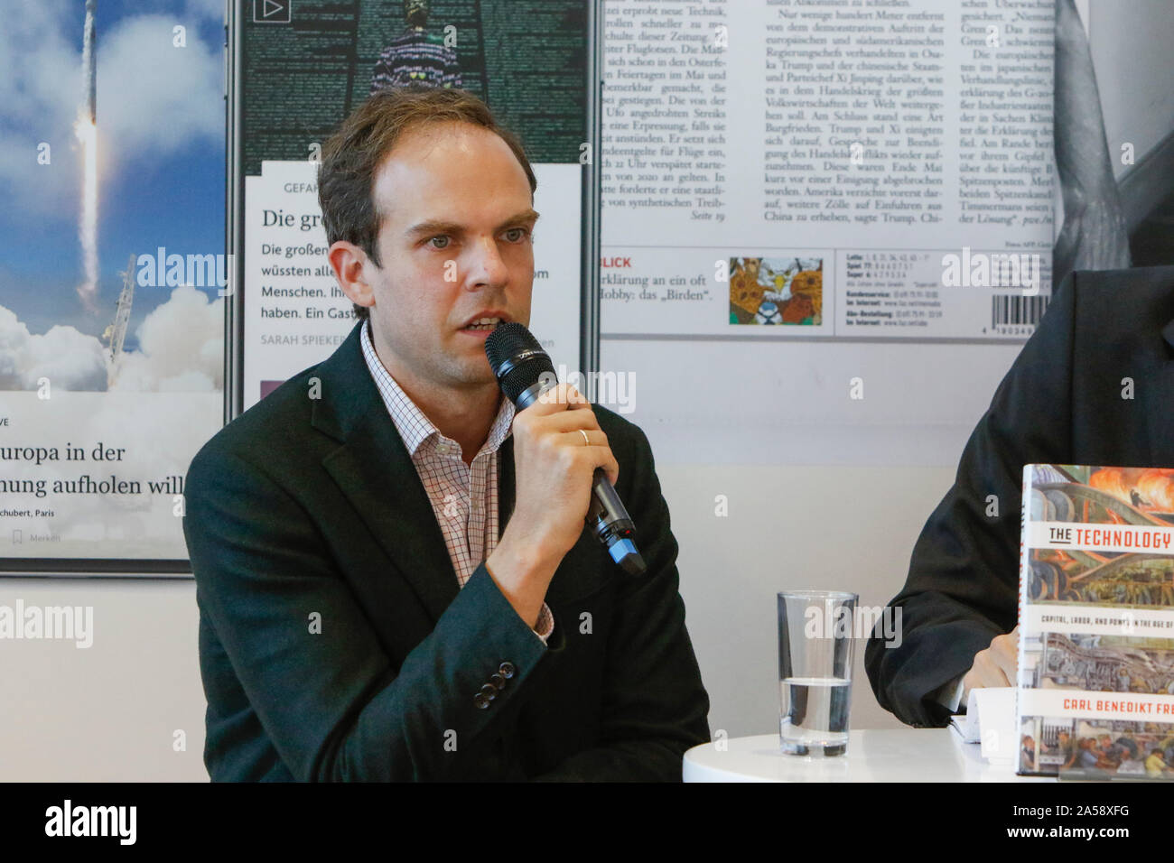 Frankfurt am Main, Deutschland. Okt, 2019 18. Schwedisch-Ökonom Carl Benedikt Frey spricht auf der Frankfurter Buchmesse. Die 71Th Frankfurter Buchmesse 2019 ist die weltweit größte Buchmesse mit über 7.500 Ausstellern und über 285.000 erwarteten Besucher. Der Ehrengast für die 2019 Messe ist Norwegen. (Foto von Michael Debets/Pacific Press) Quelle: Pacific Press Agency/Alamy leben Nachrichten Stockfoto