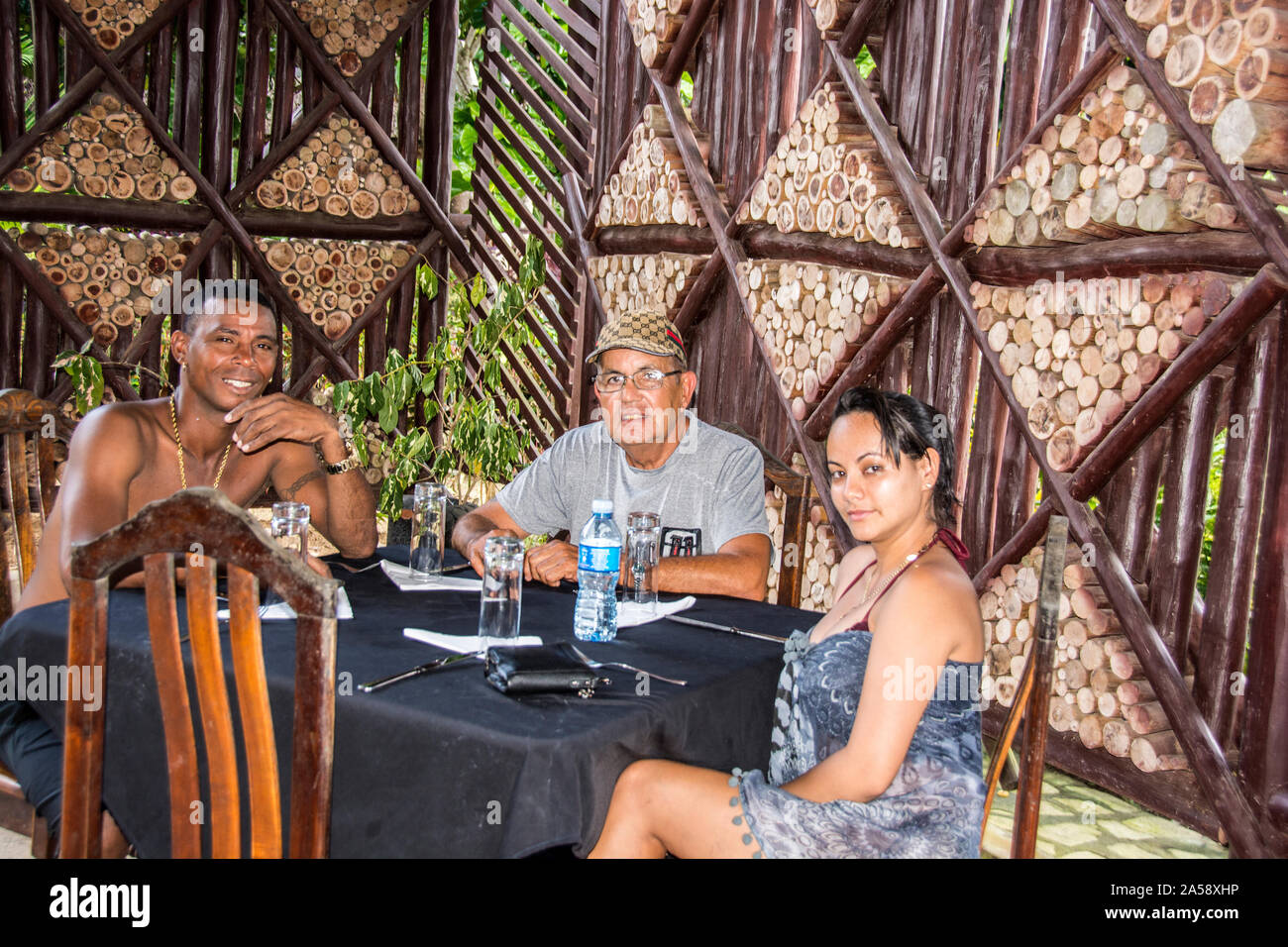 Drei Familienfreunde/Familienmitglieder teilen sich ein Mittagessen; Camaguey, Kuba Stockfoto