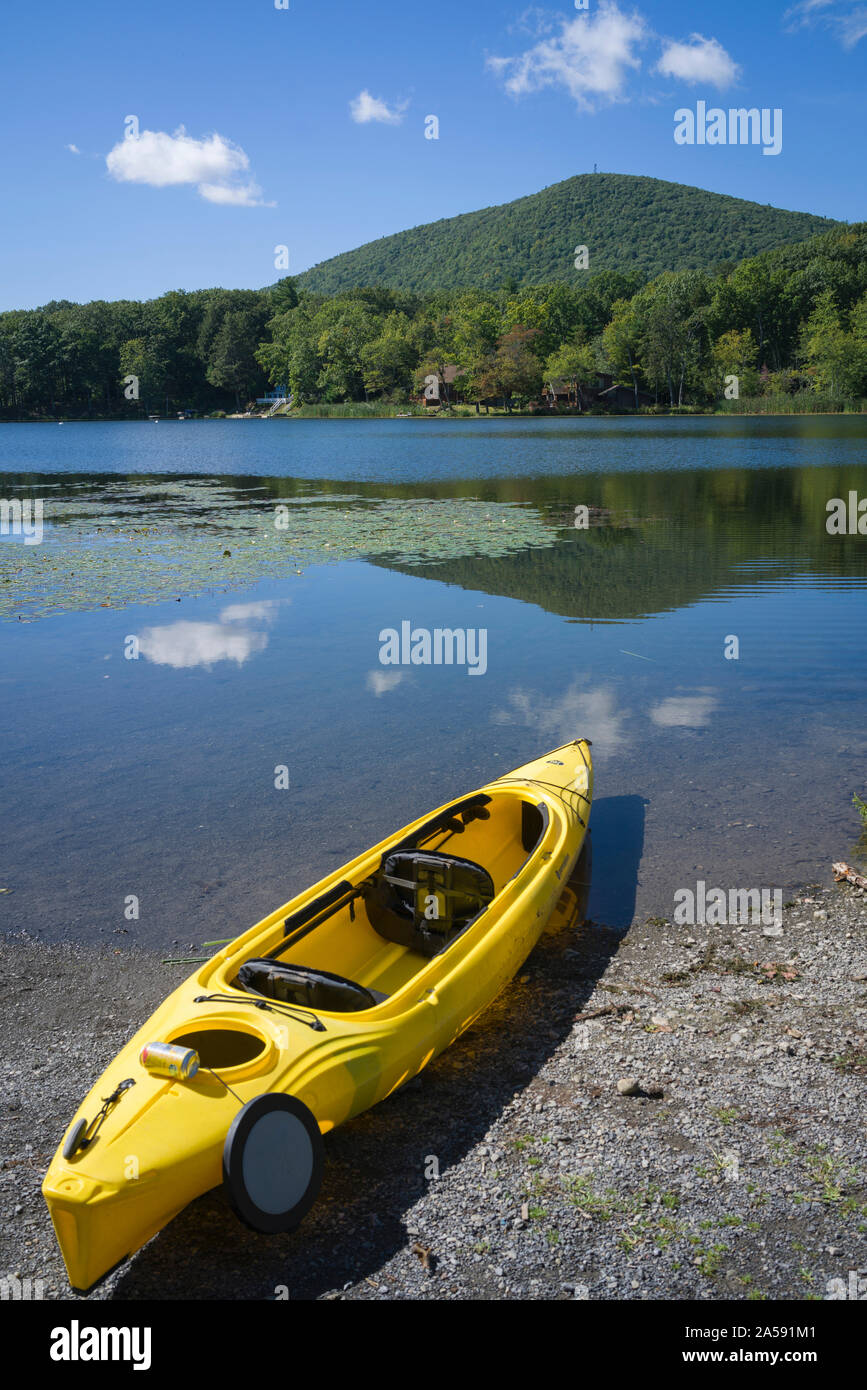 Kajak fahren auf dem See mit Stissing Stissing Berg in Pine Plains, Dutchess County, NY. Stockfoto