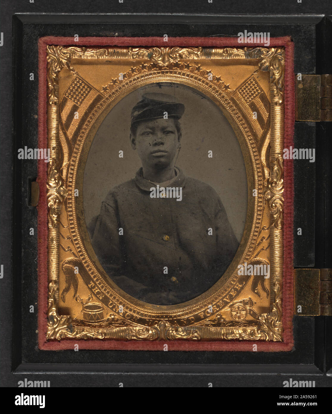 Nicht identifizierte junge afrikanische amerikanische Soldat in der Union einheitlich mit Futter Kappe Stockfoto