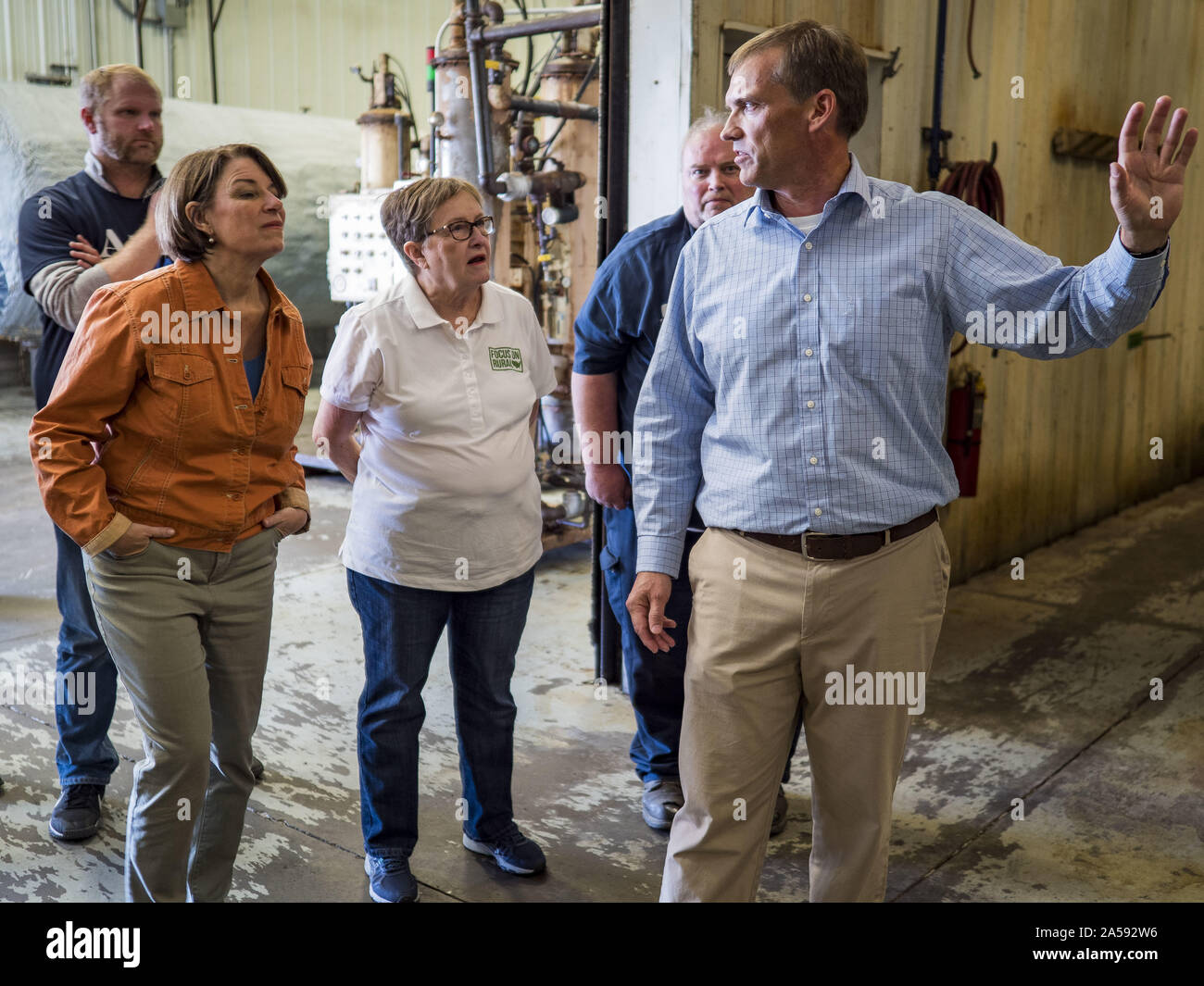 Crawfordsville, Iowa, USA. Okt, 2019 18. US-Senator Amy Klobuchar (D-MN), links, und Patty Richter, vom Fokus auf die ländlichen Amerika, hören ROYDON STROM, Präsident und CEO von W2 Kraftstoff während einer Tour von W2 Fuel, Biodiesel, der Raffinerie, die Soja biodiesel zu bilden. W2 Kraftstoff geschlossen vor etwa einem Monat wegen der niedrigen Nachfrage nach Biokraftstoffen auf durch die Anzahl der Biokraftstoffe Verzichtserklärungen brachte die US-Umweltschutzbehörde EPA hat Erdölraffinerien. Sen Klobuchar ist auf barnstorming Stadtrundfahrt Südostiowa dieses Wochenende. Sie setzt sich der demokratische Kandidat für die US-Präsidentschaft. Neben der Kampagne mich Stockfoto