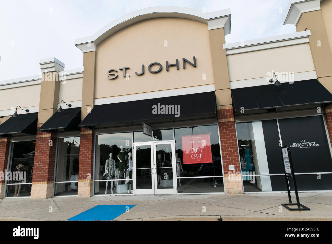 Ein logo Zeichen außerhalb von St. Johns Knits International (St. John) Store in Queenstown, Maryland am 5. August 2019. Stockfoto