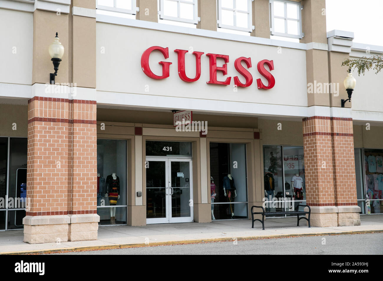 Ein logo Zeichen außerhalb einer Vermutung Store in Queenstown, Maryland am 5. August 2019. Stockfoto