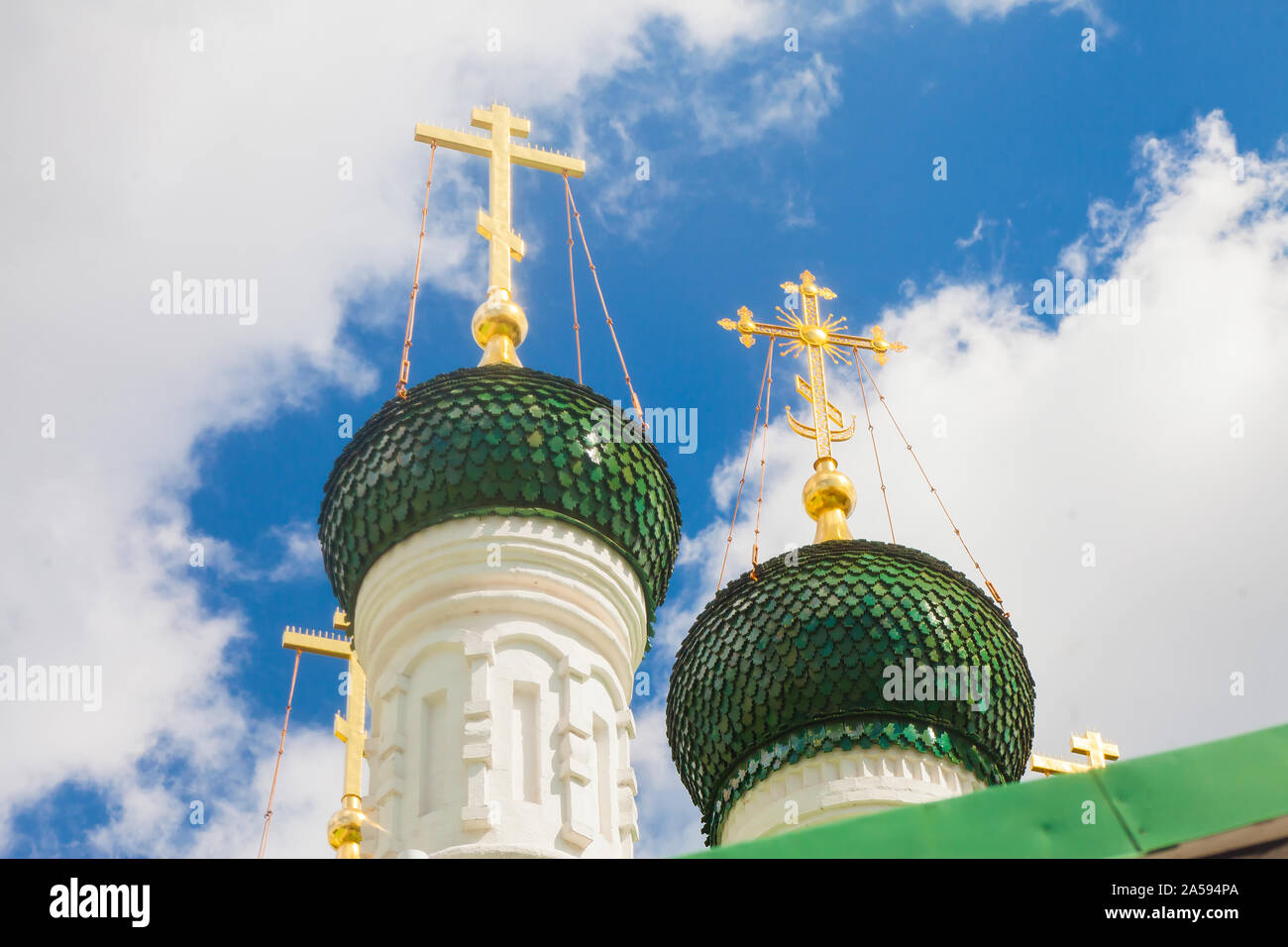 Nahaufnahme auf die glänzende verziert goldene Kreuz auf der Kuppel der Kirche von Moskau Wonderworkers von TSCHERNIGOW (Moskau, Russland) Stockfoto