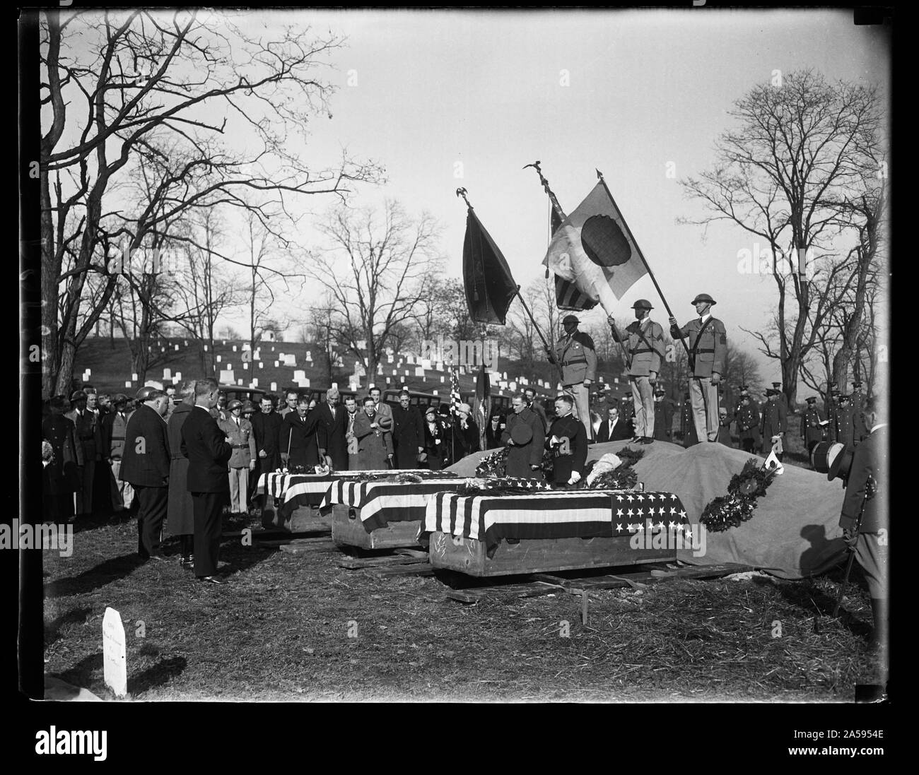 United States Soldaten, die in Russland während des Zweiten Weltkrieges starb, begraben in Arlington. Beeindruckende Leistungen markiert die Beerdigung in Arlington National Friedhof heute von drei Mitgliedern der Eisbär Armee, deren Körper in dieses Land aus Russland waren. Die Männer waren Soldaten Elmer E. Steicher Stockfoto