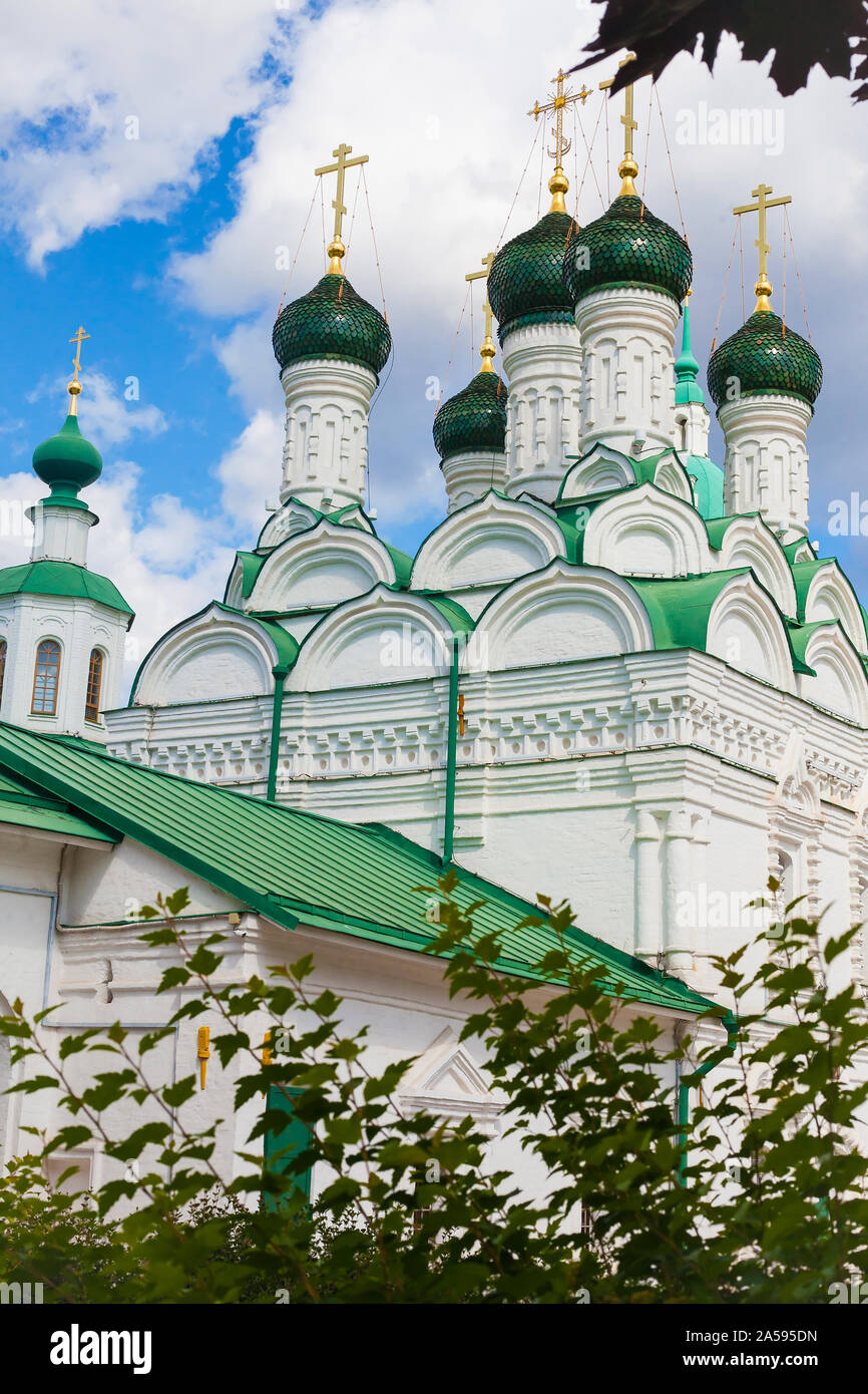 Tolles Gebäude der Russischen Orthodoxen Kirche Tempel in 17 Prozent gebaut - die Kirche von Wonderworkers von Tschernigow in Moskau Stockfoto