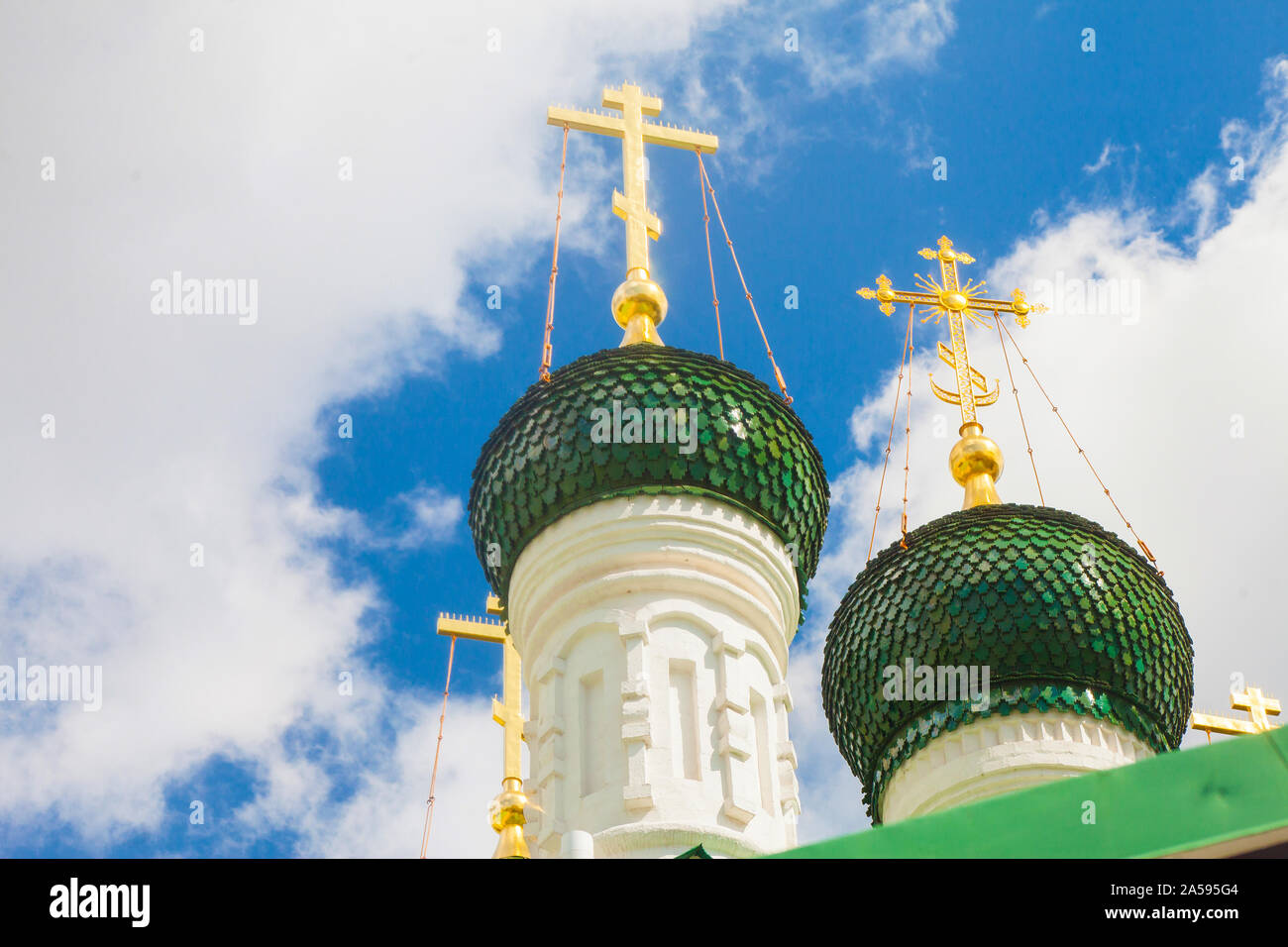 Kreuz und Kuppeln der russisch-orthodoxen Kirche (Nahaufnahme gegen den blauen skyscape) Stockfoto