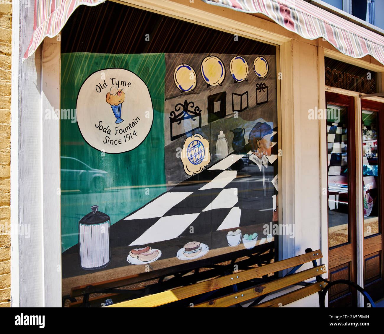 Alte Zeit Soda Fountain oder Vintage Ice Cream Shop oder Shop bemalte Fenster vorne in Alexander City Alabama, USA. Stockfoto