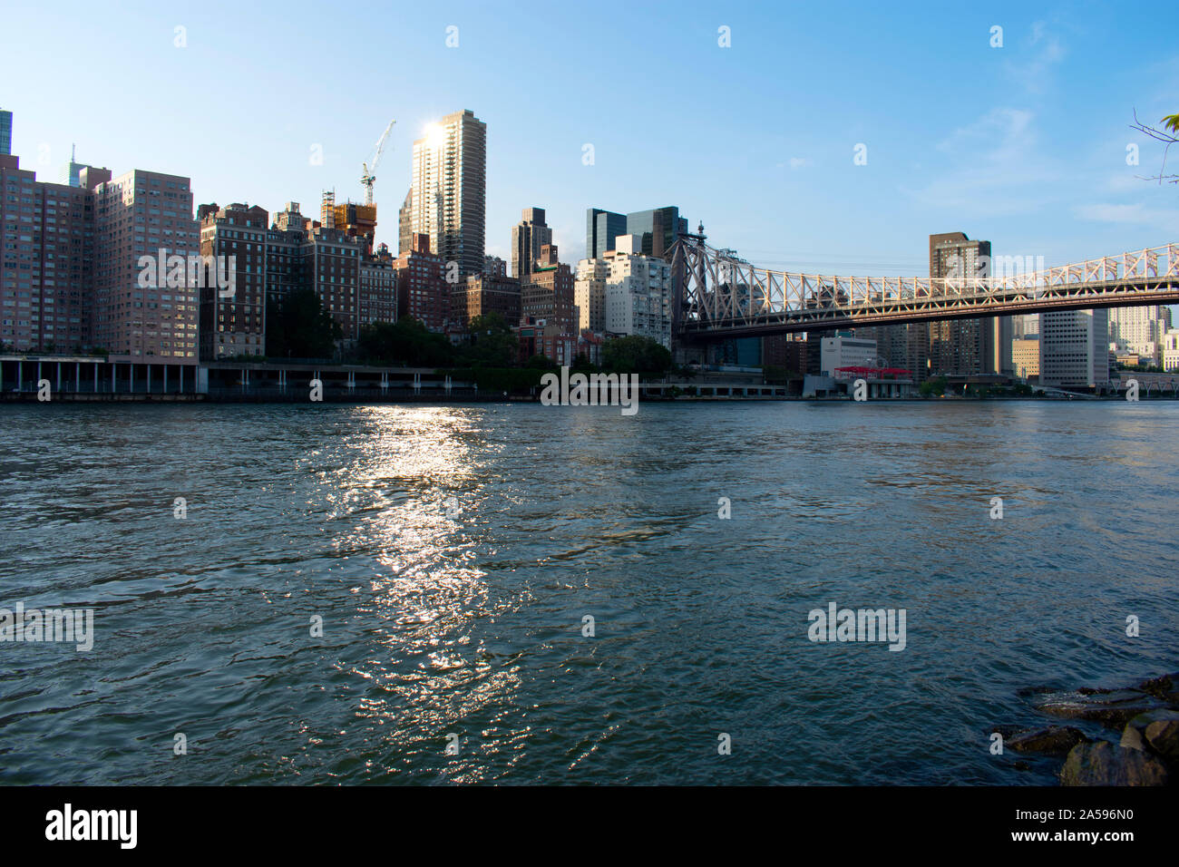 Blick auf die Skyline von Manhattan, New York City Skyline, von Roosevelt Island-10 des East River. Stockfoto