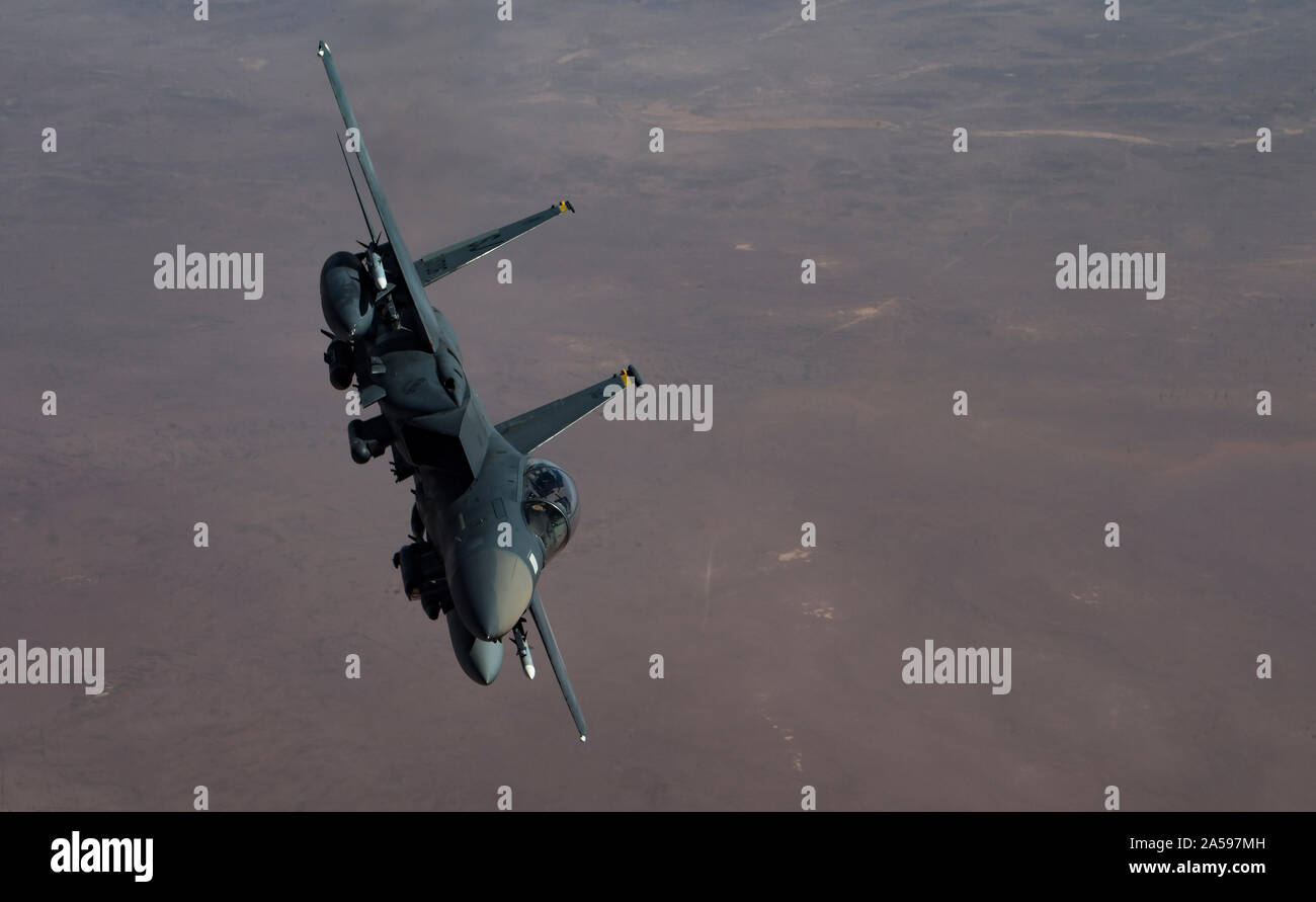 Ein US Air Force F-15 Strike Eagle rollt nach Erhalt der Kraftstoff aus einer KC-135 Stratotanker zur 28 Expeditionary Air Refuelling Squadron, Al Udeid Air Base, Katar, über einen geheimen Ort, Okt. 10, 2019 zugeordnet. Die F-15 führt Luft-Luft- und Luft-Boden-Einsätze mit Piloten zu erkennen, Ziel und Antenne Bedrohungen zu engagieren, und eine Waffe Systeme Offizier zu Boden Ziele benennen. (U.S. Air Force Foto: Staff Sgt. Matthäus Lotz) Stockfoto