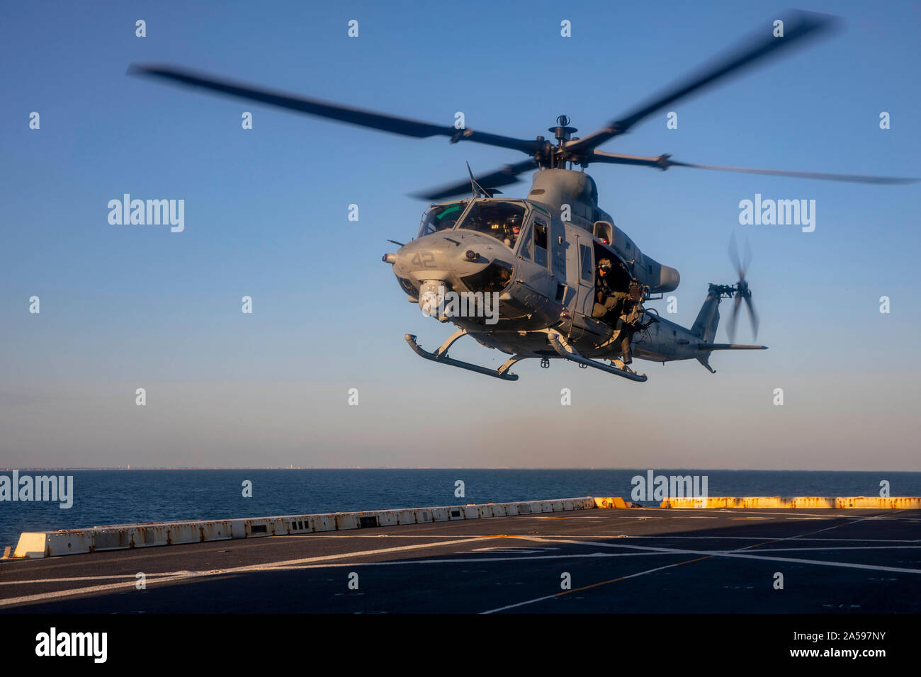 191012-N-GR 168-1218 ATLANTIK (Okt. 2010) 12, 2019) Ein UH-1Y Huey Hubschrauber, zugeordnet zu den Blauen Ritter von Marine Medium Tiltrotor Squadron (VMM) 365 (verstärkt), bereitet auf dem Flugdeck der San Antonio zu landen - Klasse amphibious Transport dock Schiff USS New York (LPD 21), Okt. 12, 2019. New York ist die Durchführung einer Composite Trainingsgerät Übung (COMPTUEX) als Teil des Bataan Amphibious Ready Gruppe und 26 Marine Expeditionary Unit. (U.S. Marine Foto von Mass Communication Specialist 2. Klasse Lyle Wilkie/Freigegeben) Stockfoto