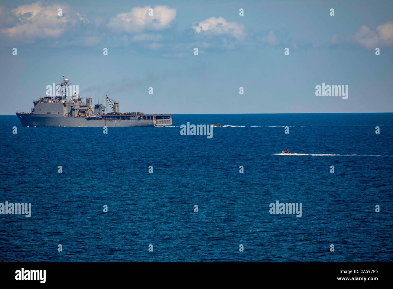 191013-N-GR 168-1120 ATLANTIK (Okt. 2010) 13, 2019) Zwei starren - Rumpf aufblasbare Boote (Rhib) transit hinter den Amphibischen dock Landung Schiff USS Oak Hill (LSD 51) Während kleine Boot Operationen, Okt. 13, 2019. Oak Hill ist die Durchführung einer Composite Trainingsgerät Übung (COMPTUEX) als Teil des Bataan Amphibious Ready Gruppe und 26 Marine Expeditionary Unit. (U.S. Marine Foto von Mass Communication Specialist 2. Klasse Lyle Wilkie/Freigegeben) Stockfoto