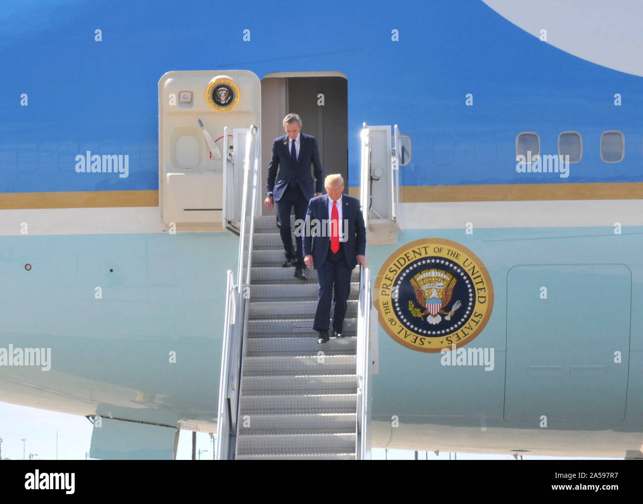 191017-N-VD 165-076 FORT WORTH, Texas (23. 17, 2019) Präsident der Vereinigten Staaten von Amerika Donald J. Trumpf kamen am Naval Air Station (NAS) Fort Worth gemeinsame Mindestreservebasis (JRB) Oktober 17, 2019 bei einem Besuch im Dallas Fort Worth (USA Marine Foto von Mass Communication Specialist 1. Klasse Jose R. Jaen/Freigegeben) Stockfoto