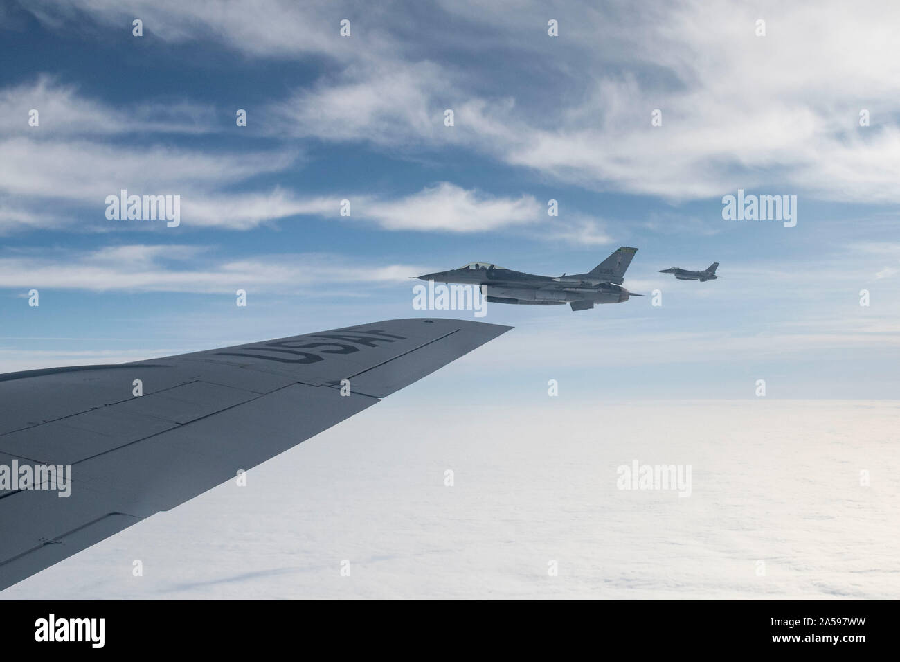 Eine F-16 Fighting Falcon fliegt neben einer KC-135 Stratotanker als Teil einer Luftverteidigungsübung, 9. Oktober 2019, bei Altus Air Force Base, Okla. Schulungen wie diese sind für die Beurteilung der militärischen und der Abteilung für Maßnahmen der Verteidigung zu einem Flugzeug Vorfall und in eine realistische Art und Weise vorzubereiten. (U.S. Air Force Foto von Airman 1st Class Breanna Klemm) Stockfoto