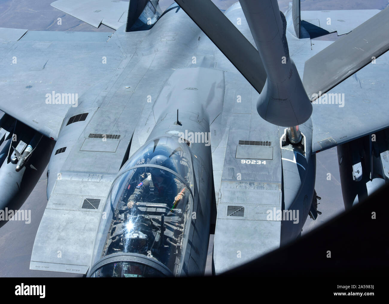 Eine McDonnell Douglas F-15 Eagle Mountain Home Air Force Base, Idaho, empfängt von einem KC-135 Stratotanker von Fairchild Air Force Base, Washington, 12.08.19, 2019. Flieger von der 97th Air Refuelling Squadron beendet ihre erste Luftbetankung Mission seit der Inaktivierung der Squadron im Sept. 2004. (U.S. Air Force Foto von Airman Kiaundra Miller) Stockfoto