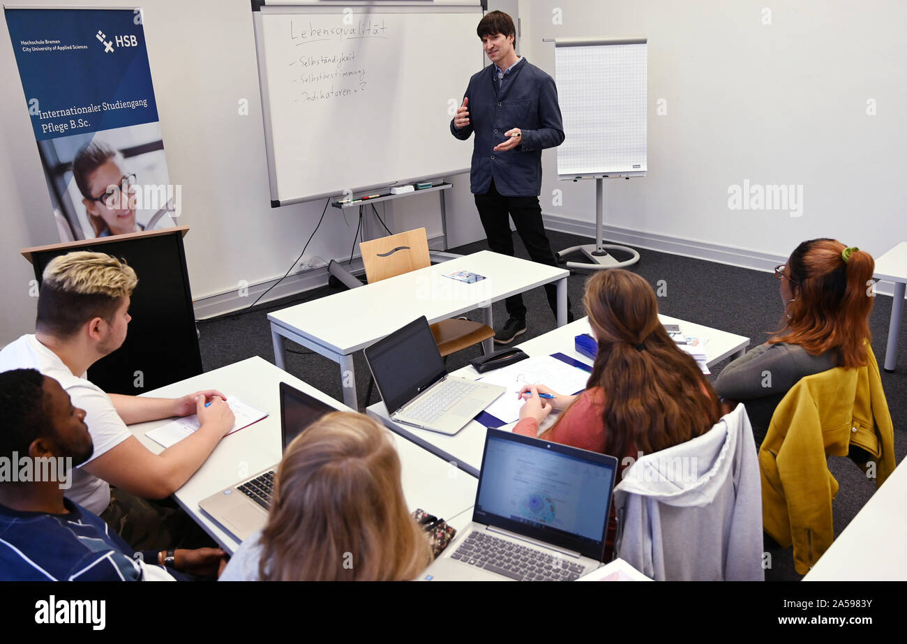 Bremen, Deutschland. 17 Okt, 2019. Eckart Seilacher, Dozent für den Internationalen Studiengang in der Krankenpflege an der Universität Bremen, steht an der Tafel in der Klasse. In Zukunft, Pflegepersonal in Bremen auch an der Universität ausgebildet werden. Quelle: Carmen Jaspersen/dpa/Alamy leben Nachrichten Stockfoto