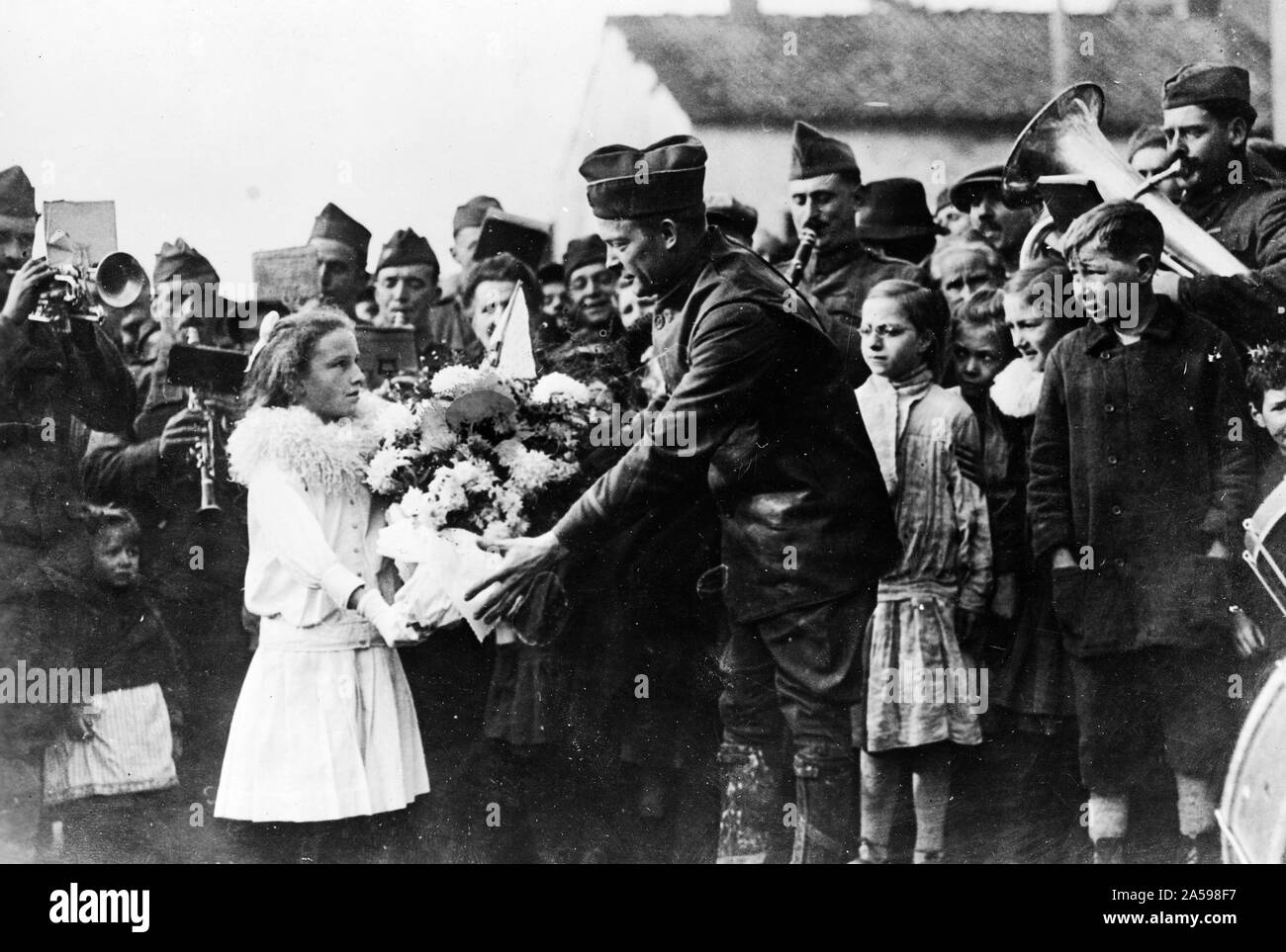 Französische Miss präsentiert amerikanischen Offizier mit Blumenstrauß während einer Band Konzert Ca. 1917-1919 Stockfoto