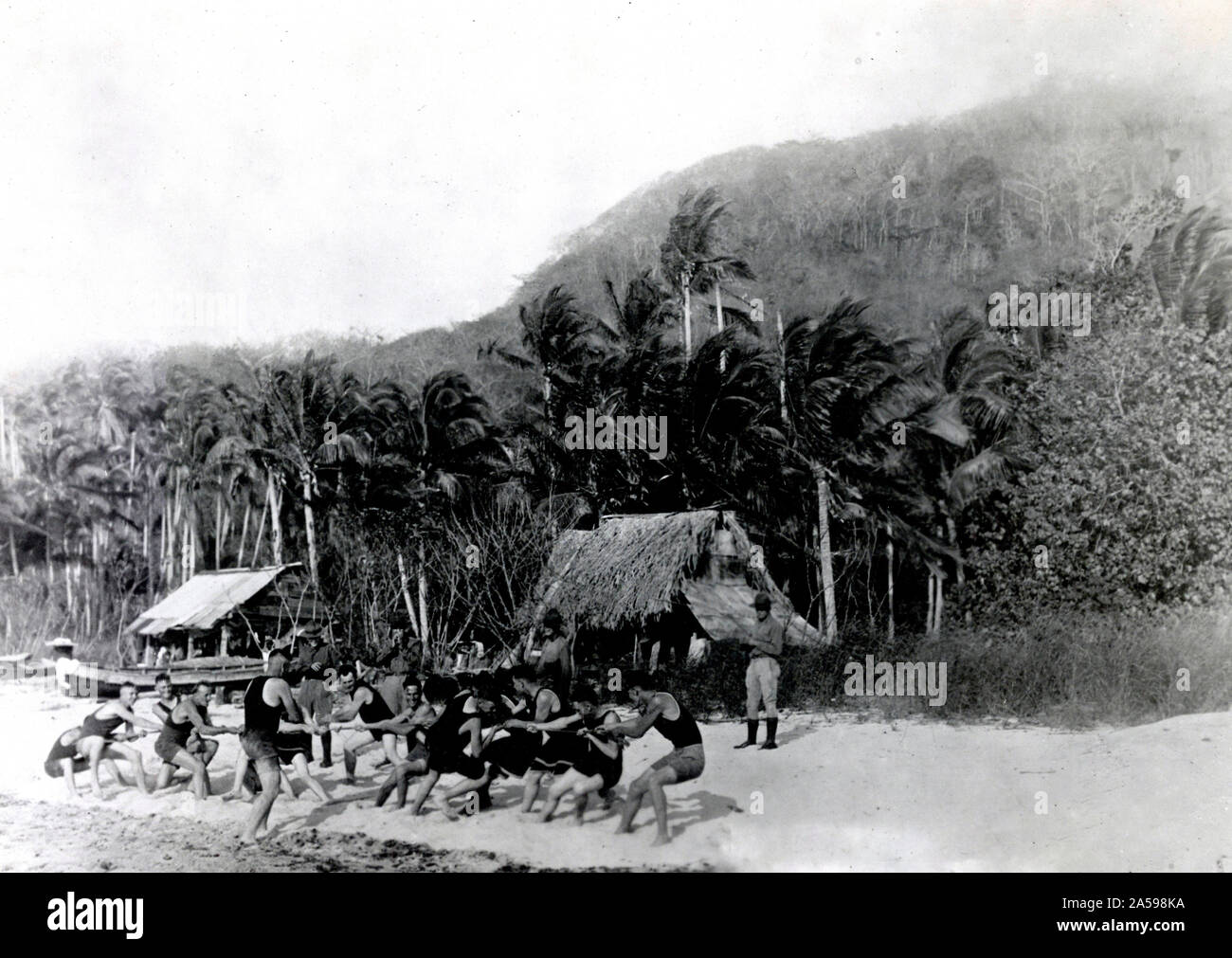 Amerikanische Soldaten in Panama. Amerikanische Soldaten mit einem Tauziehen übereinstimmen, der auf einer der Inseln in der Nähe des Panamakanals. Beachten Sie die dichten Dschungel im Hintergrund. 5/24/1920 Stockfoto