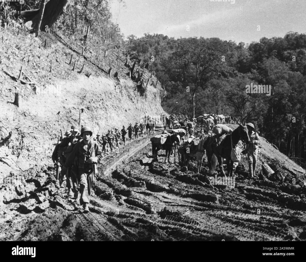 Die amerikanischen Truppen von Merrill's Marauders und der Chinesischen März Seite an Seite durch die ledo Road 2/15/1944 Stockfoto