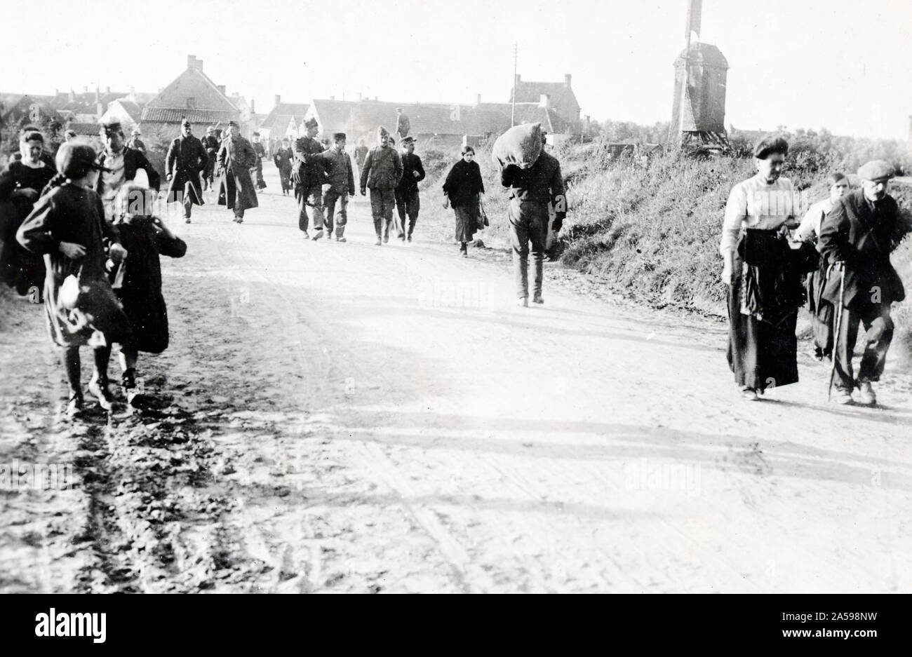 WW ICH Flüchtlinge - Evakuierung eines belgischen Weiler während der Bombardierung Ca. 1916-1918 Stockfoto