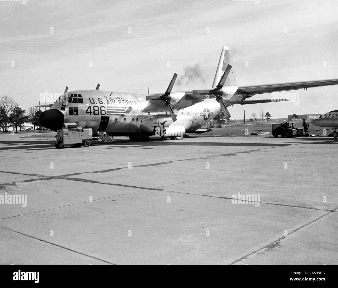 Fotografiert am: 12 09 58. -- Mercury Kapsel details, Kapsel im Laderaum der C-130 Flugzeug vor dem Test, Ausrüstung, C130 Tropfen für Tropfen testen. Stockfoto