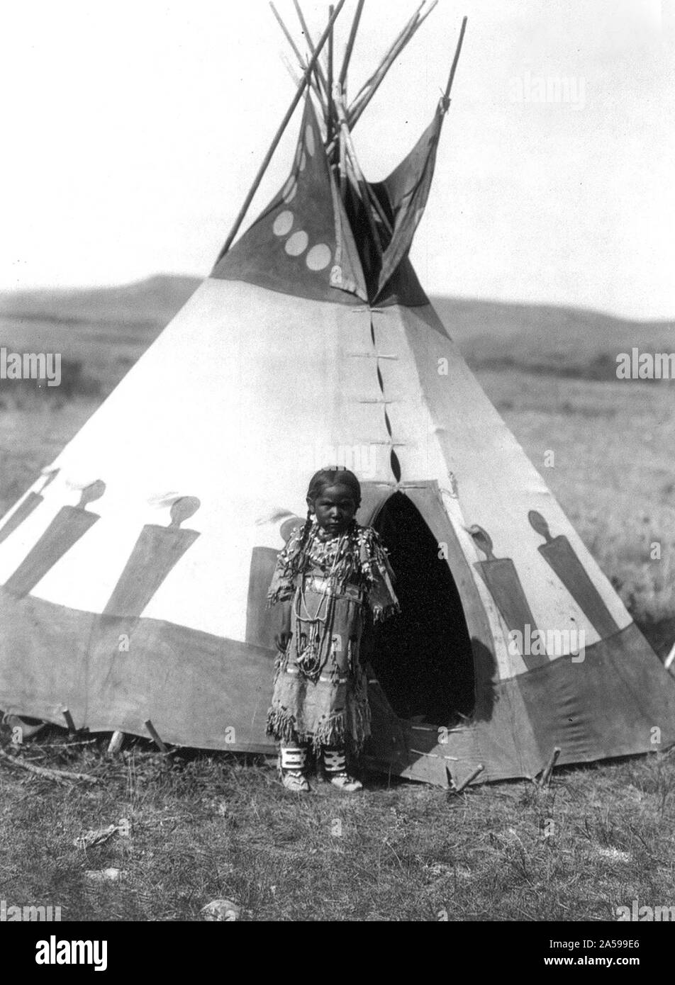 Edward S. Curtis Native American Indians - Piegan stehendes Mädchen außerhalb der kleinen tipi Ca. 1910 Stockfoto