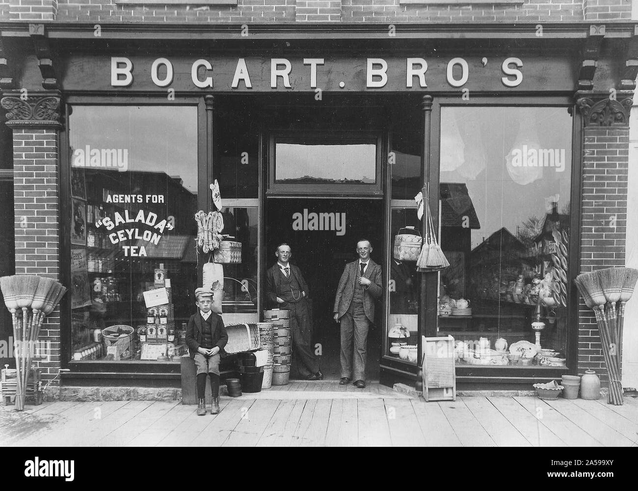 Das Geschäft vor der Grocery Store der Bogart Brüder" auf der Westseite der St. George Street, oberweser Ontario Ca. 1895 Stockfoto