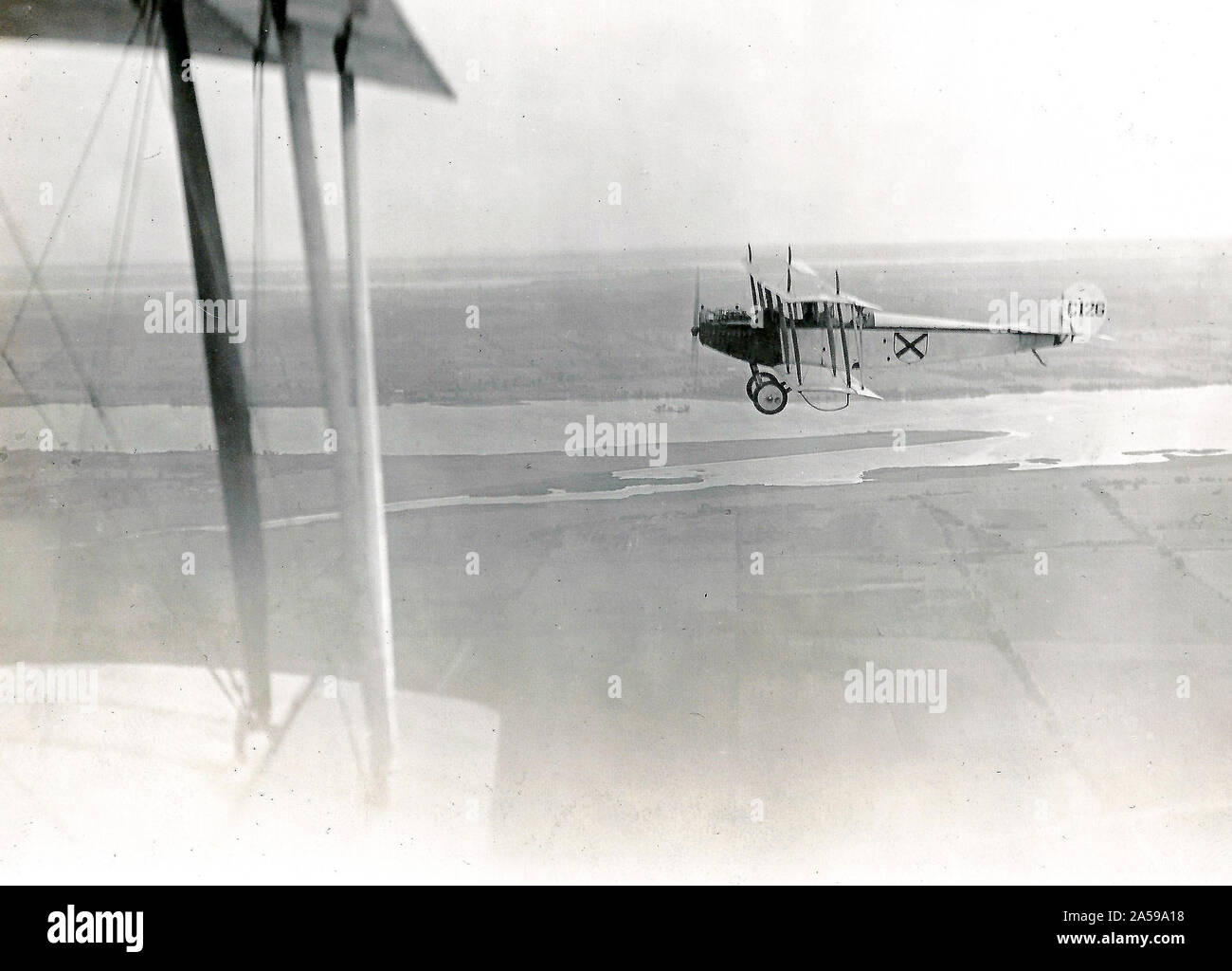 Luftbild von Curtiss JN-4 Flugzeuge Anzahl C 126, über offene Felder und der Bucht von Quinte genommen Stockfoto