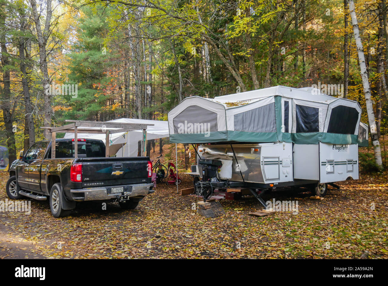 Ein Trunk und einem rv Trailer auf einem Campingplatz im Algonquin Park Kanada geparkt Stockfoto