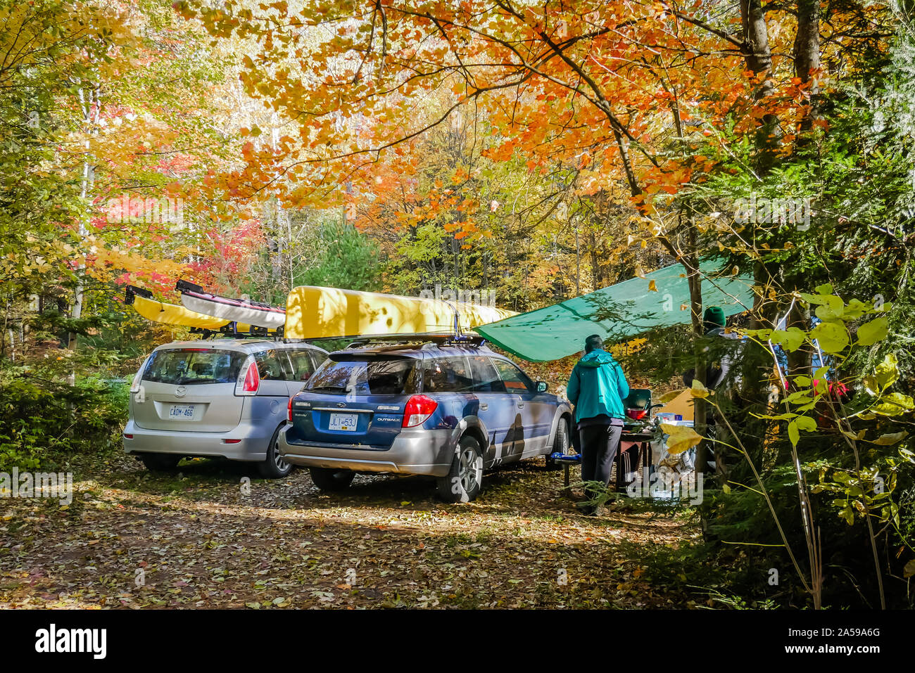 Kajak und Kanu auf Autos auf einem Campingplatz montiert Stockfoto