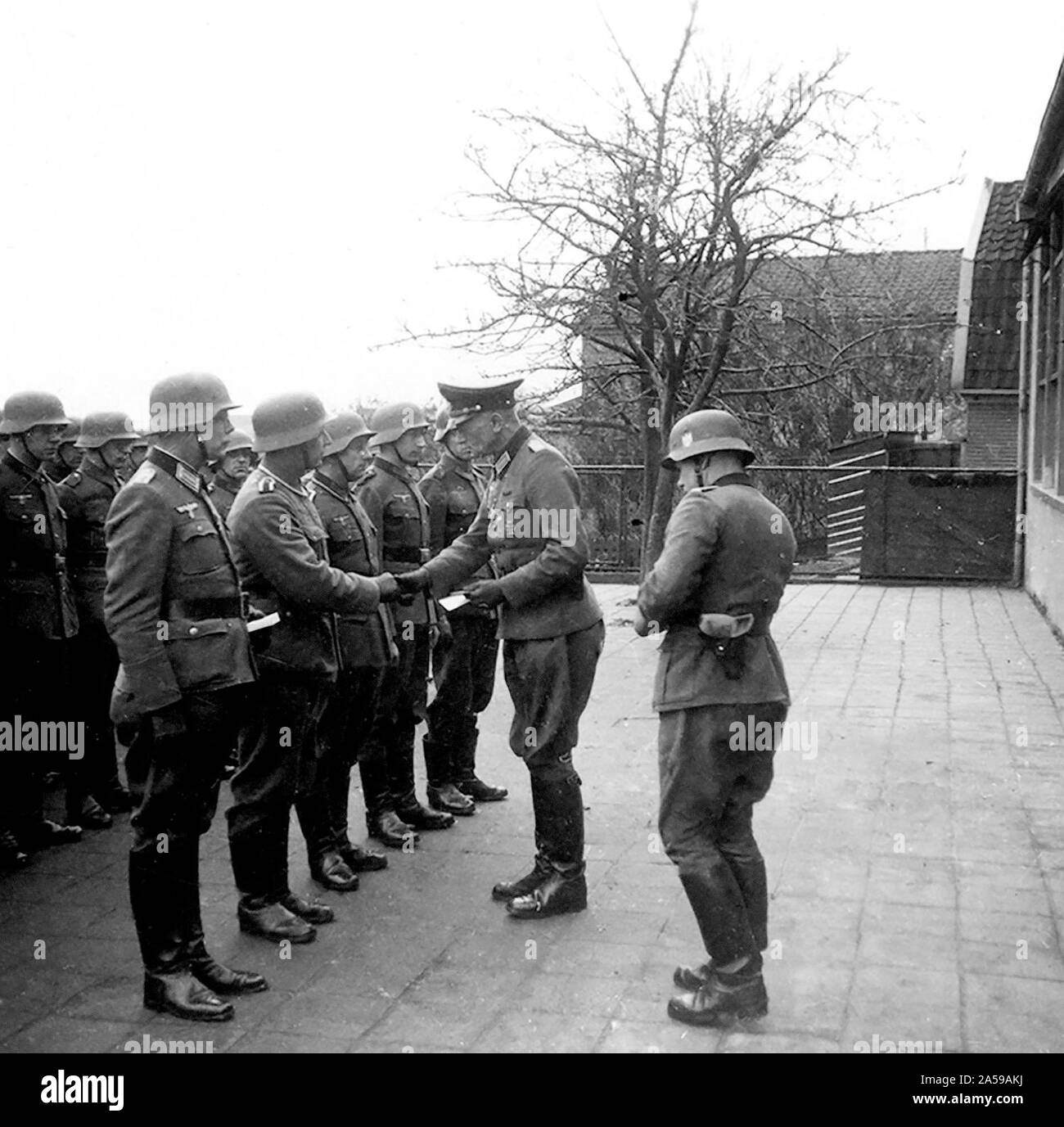 Präsentation der ehrenamtlichen Kreuz deutsche Truppen auf dem Platz vor der Reformierten Kirche in Agde Niederlande Ca. 1942 Stockfoto