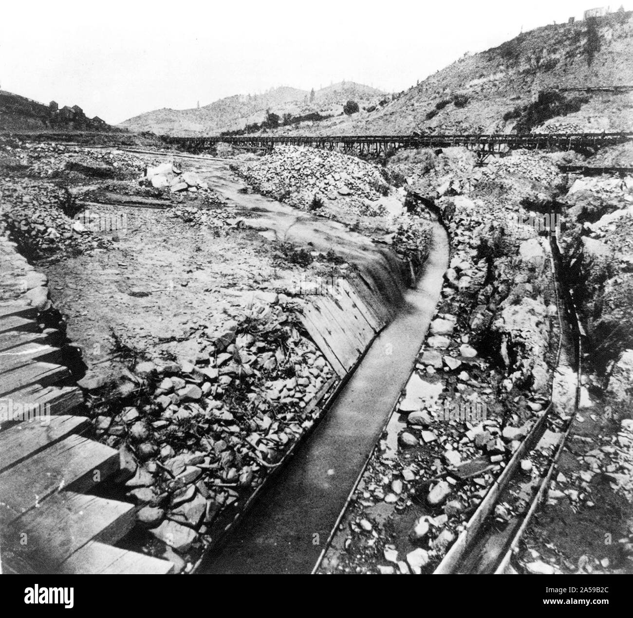 Geschichte Kaliforniens - Placer Mining - Der Schwanz Schleuse in Browns Flach, Tuolumne County Ca. 1866 Stockfoto