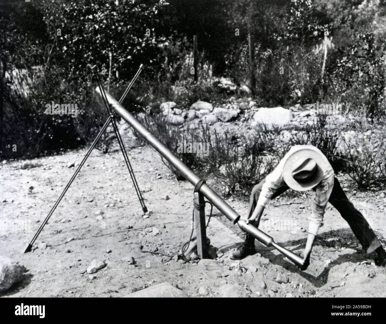 Arzt Goddard, Robert-H Laden einer 1918 Version des "Bazooka" des Zweiten Weltkriegs am MT Wilson OBS., Kalifornien Stockfoto