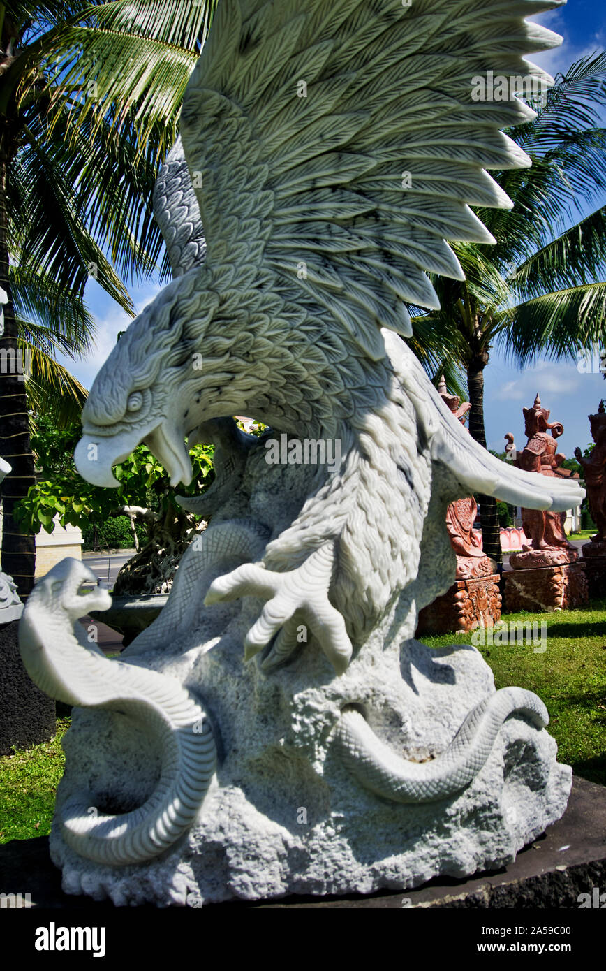 Marmor Adler Angreifen einer Königskobra. Stein und Felszeichnungen von Zentralvietnam. Skulptur und qualifizierte Handwerker arbeiten. Stockfoto