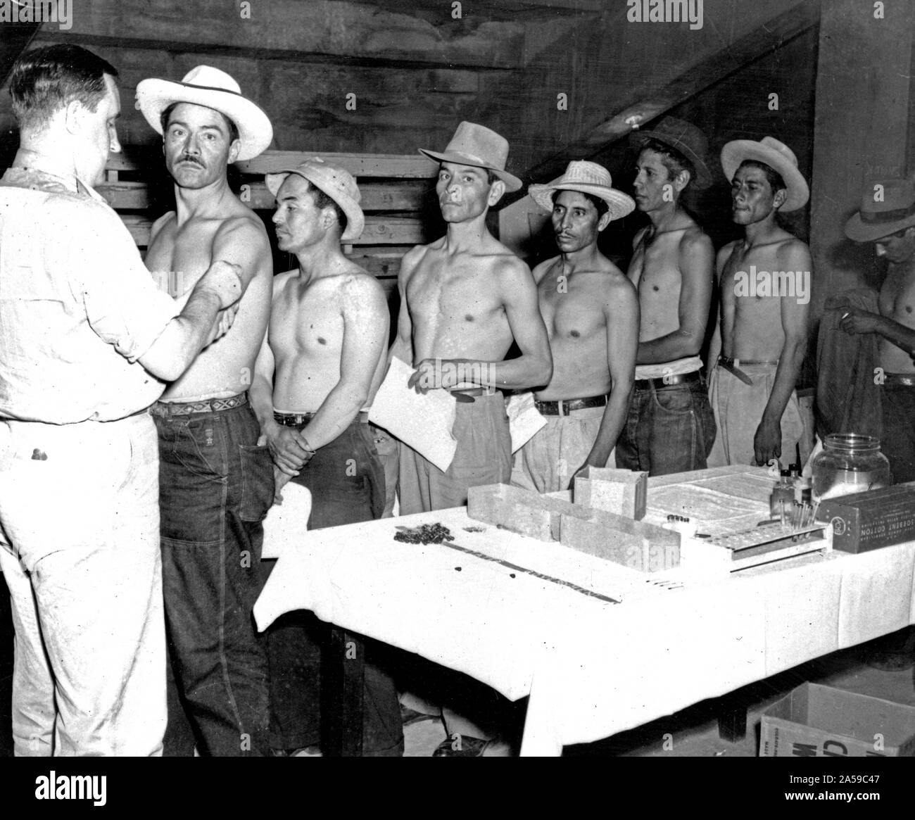 Public Health Service Officer impfen mexikanischen Wanderarbeitern in El Paso, Texas, Ca. 1963 Stockfoto