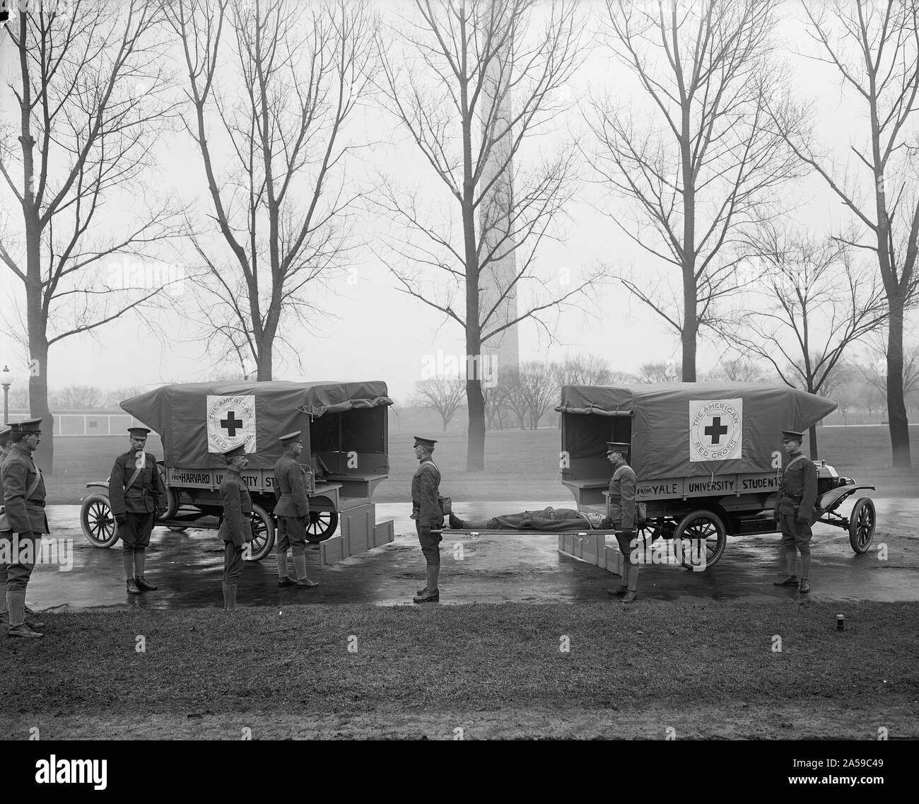 Rotes Kreuz Rettungsdienst, Arbeitnehmer, Patienten demonstration Ca. 1900s Stockfoto