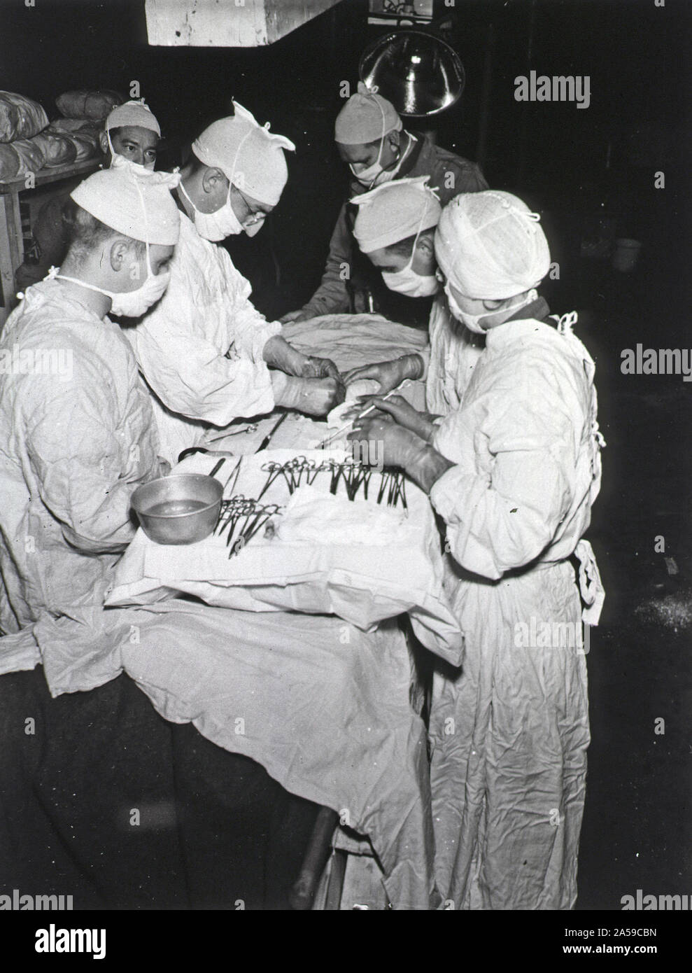 Op-Team arbeitet auf Soldaten der 30.Division 9 U.S. Army, schlug während der Überquerung des Rheins wenige Stunden zuvor Ca. 1945 Stockfoto