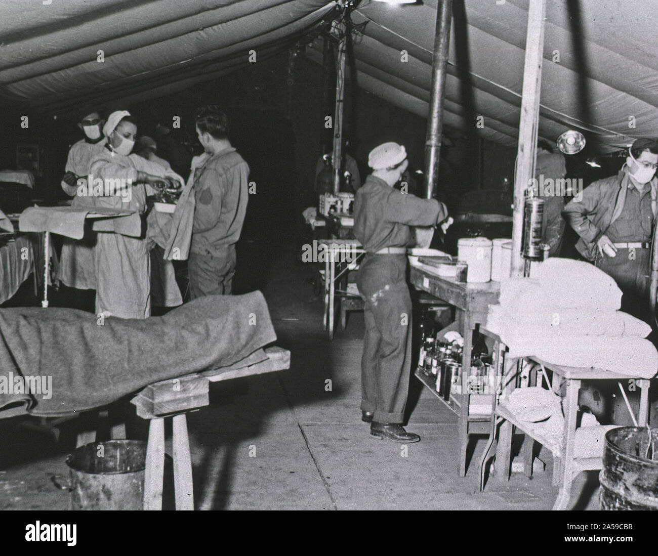 Krankenschwestern und Ärzte bei der Arbeit im OP-Saal des 94th Evakuierung Krankenhaus, Le Pezzia, Italien Ca. 1944 Stockfoto