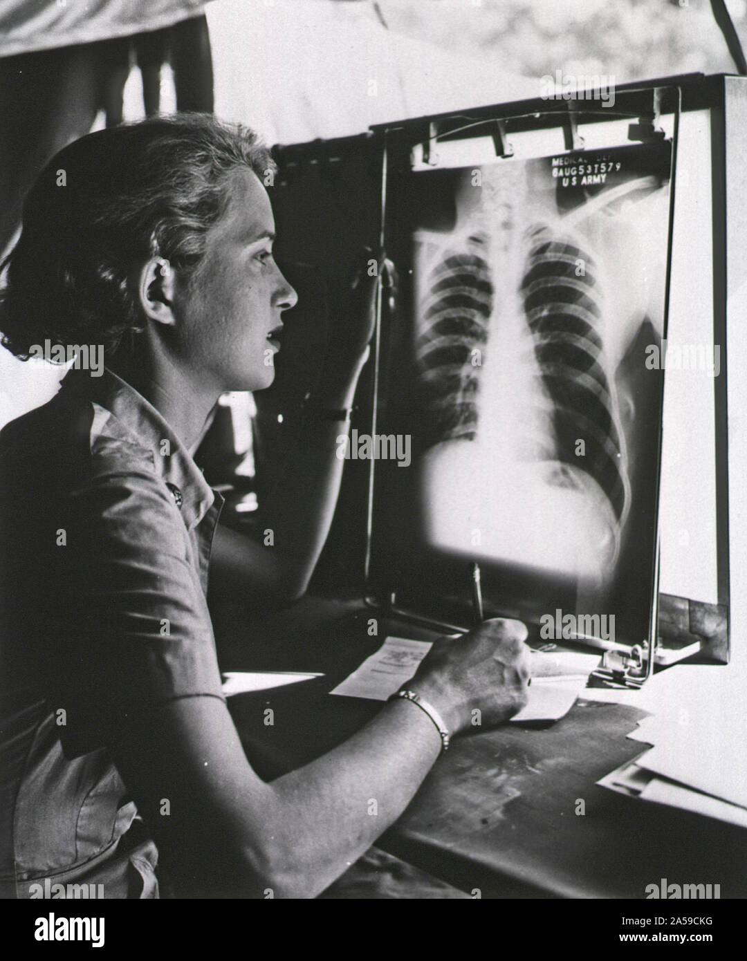 Prüfung von X-ray am Lager Trommel, N.Y., Ca. 1953 Stockfoto