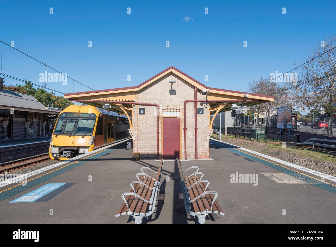 Ein Frontfoto einer Waratah A-Serie, ein stationärer Zug von Sydney an der Lindfield Station an Sydneys Nordufer in Australien Stockfoto