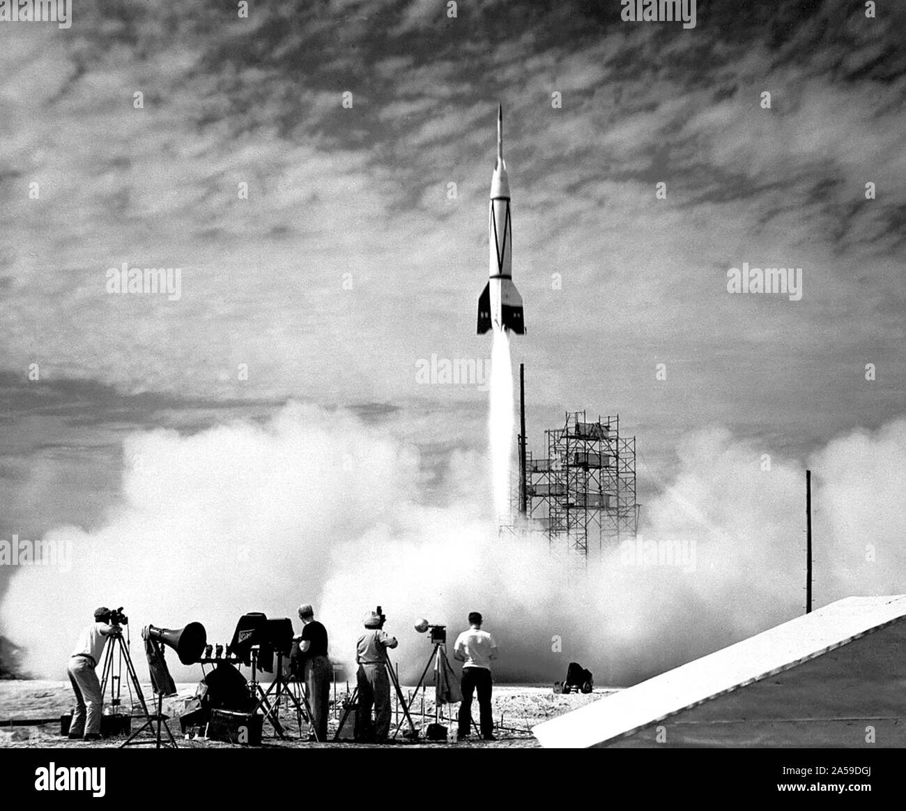 (Juli 24, 1950) ein neues Kapitel in der Raumfahrt begann im Juli 1950 mit dem Start der ersten Rakete von Cape Canaveral, Florida: der Stoßfänger 8. Oben gezeigt, Stoßfänger 8 war ein ehrgeiziges Zweistufenrakete Programm, dass eine V-2 Rakete mit einem WAC Corporal Rakete gekrönt. Stockfoto