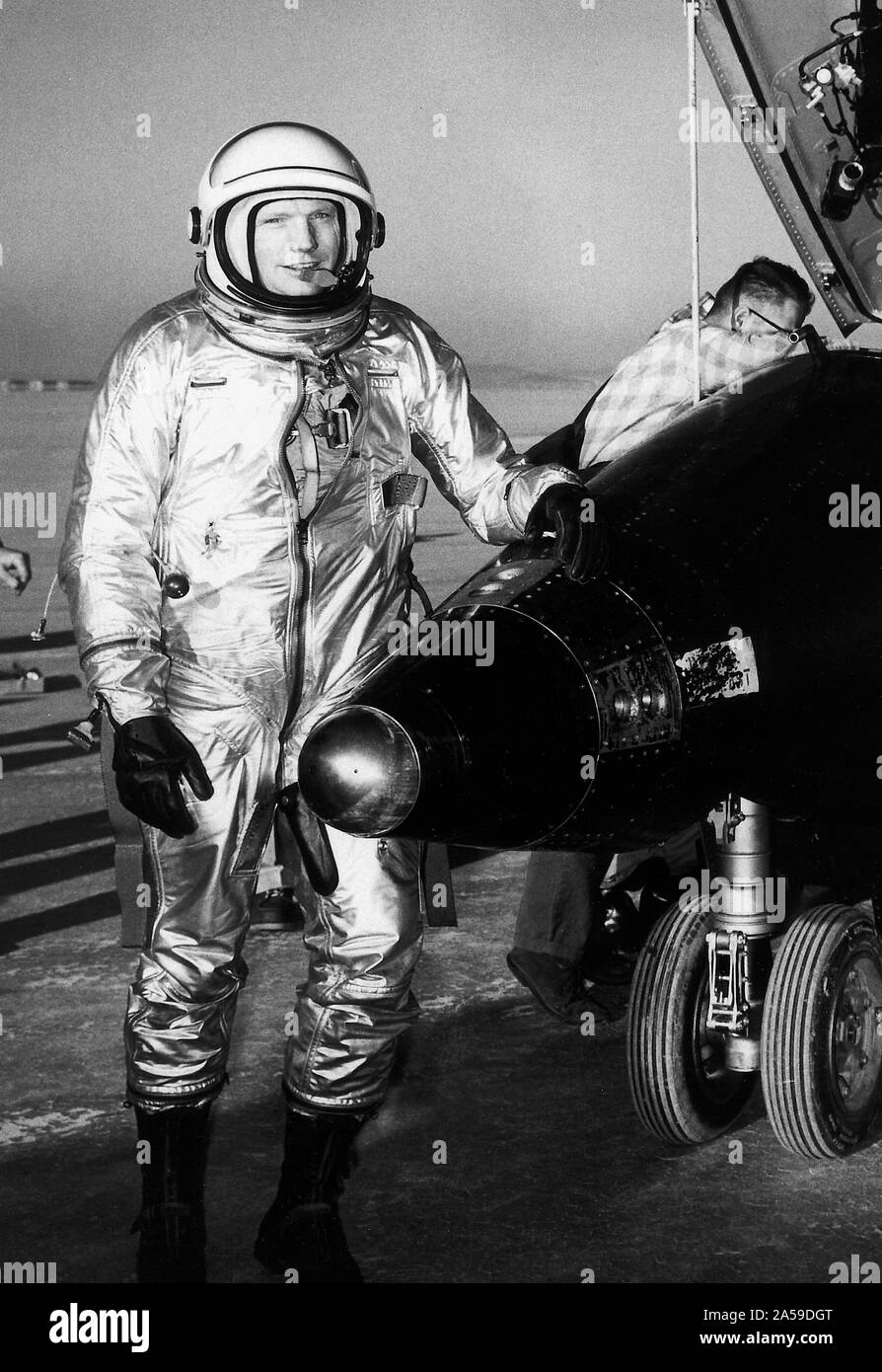 NASA-Test Pilot Neil Armstrong ist hier neben dem X-15 Schiff #1 gesehen nach einer Forschung Flug. Stockfoto
