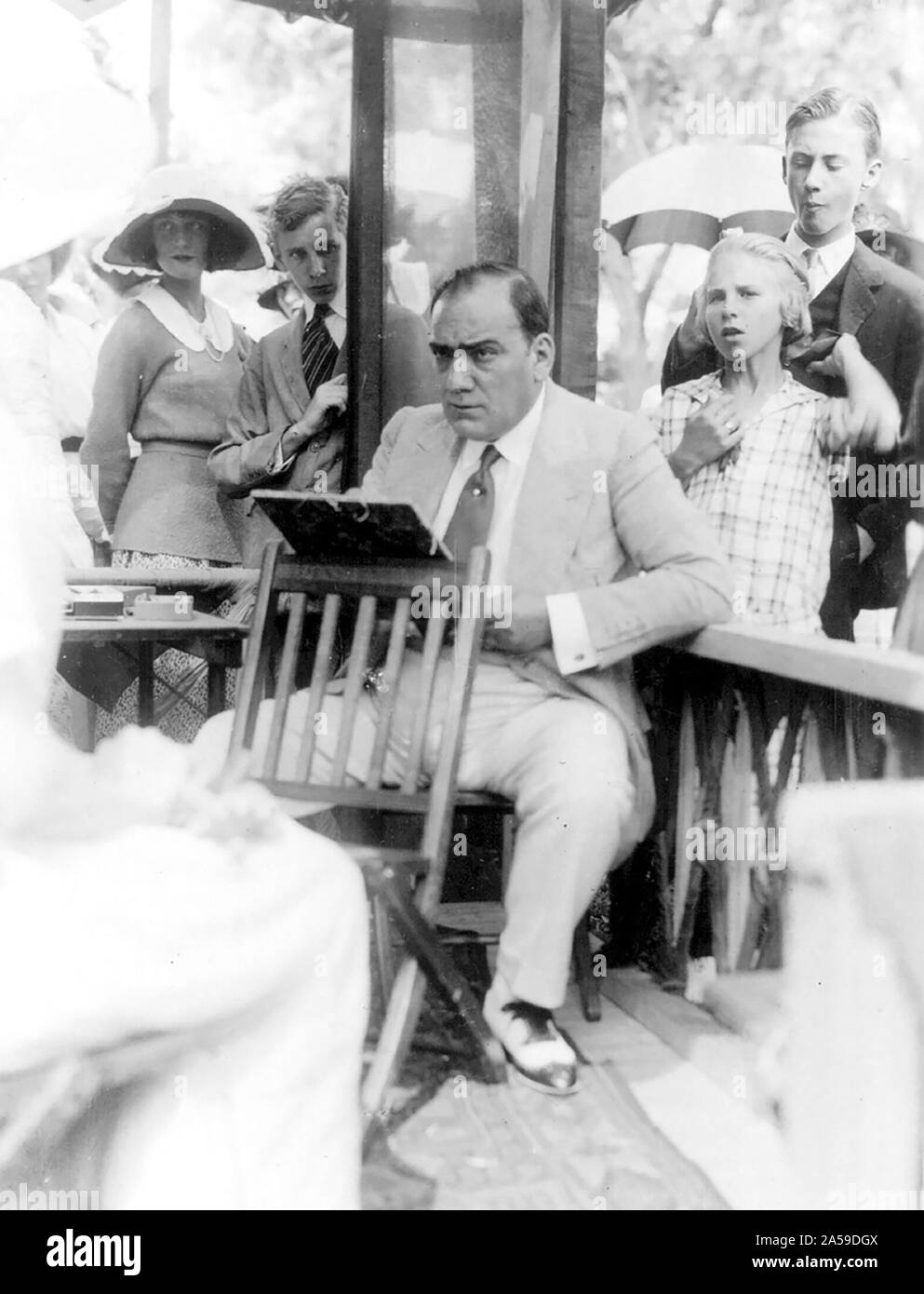 Enrico Caruso, 1873-1921, Zeichnung Karikatur Skizzen in Stand an der Nächstenliebe Messe in Southampton, L.I., von Rechts der Sitter Stockfoto